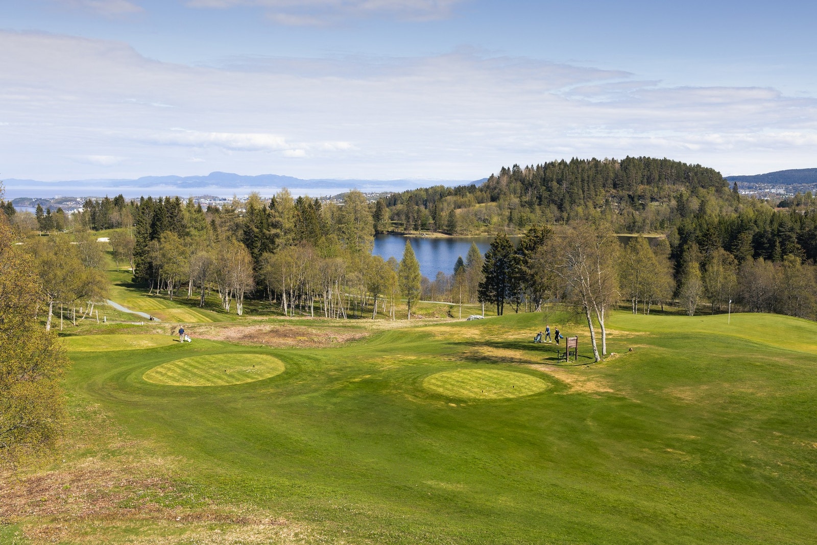 Fra leiligheten er gangavstand til golfbane/range på Havstein, samt opp til vakre Sommersætra golfbane som vist bildet her. Galleribilde