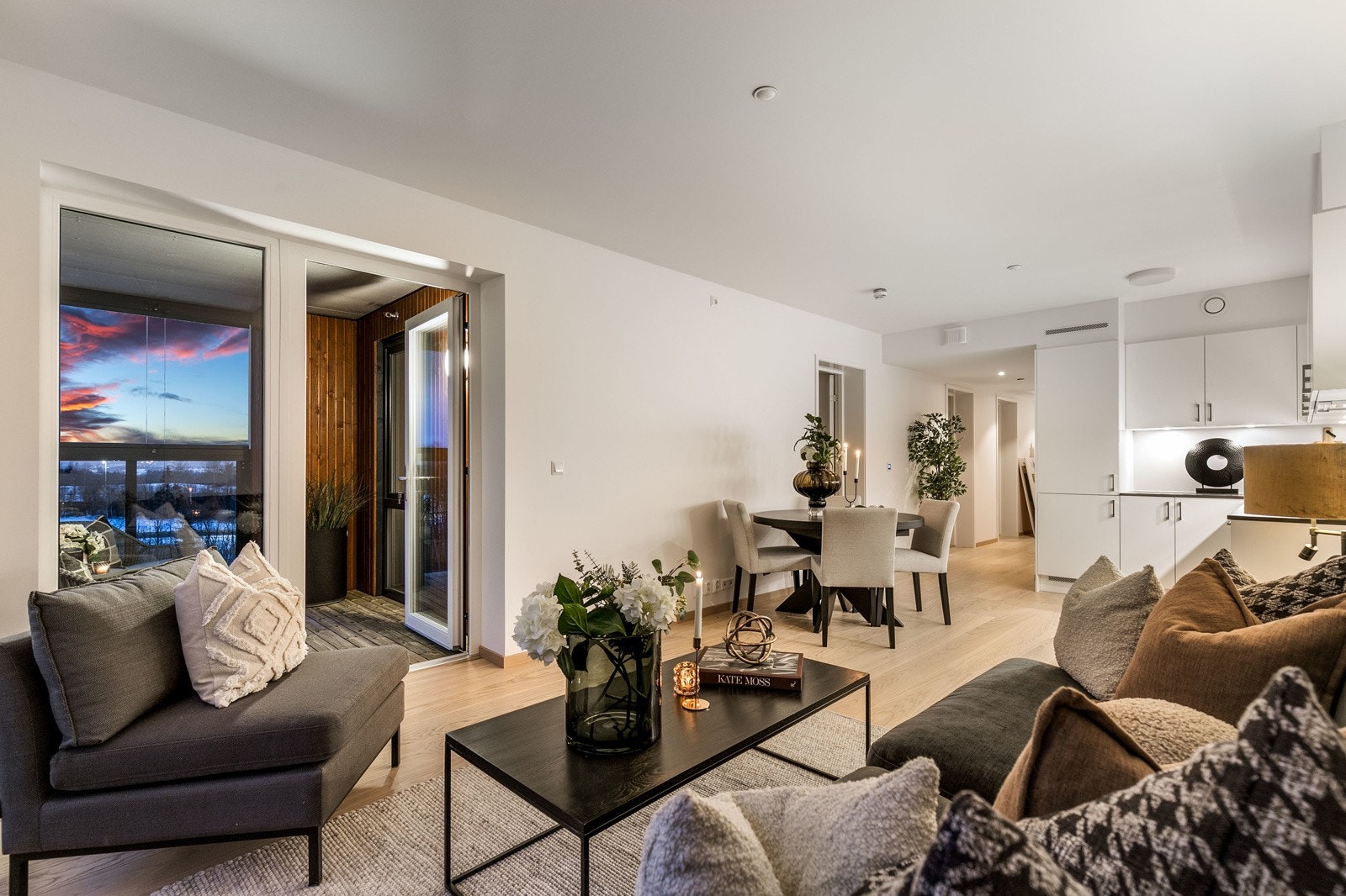 De store vinduene sørger for rikelig med lysinnslipp, samt flott utsyn mot skogen. Listfrie vindussmyg. Galleribilde