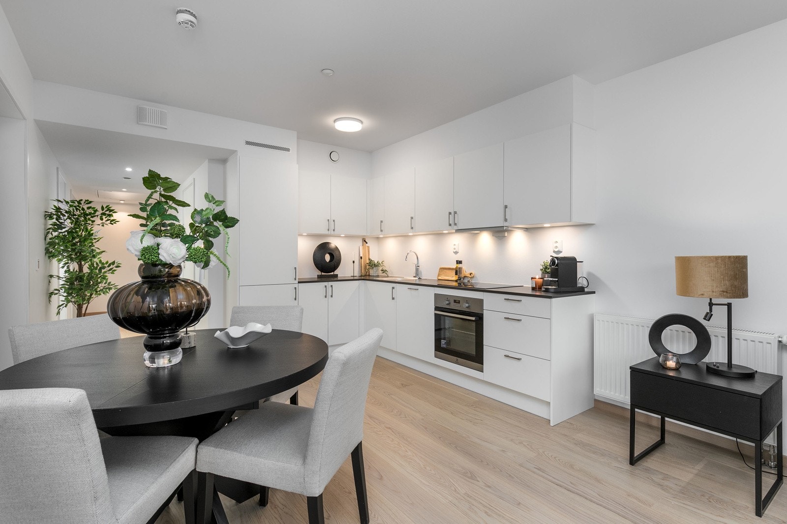 Lekkert kjøkken utformet i vinkel, med integrerte hvitevarer. Her har man alt man trenger for å tilberede alle dagens måltider. Galleribilde