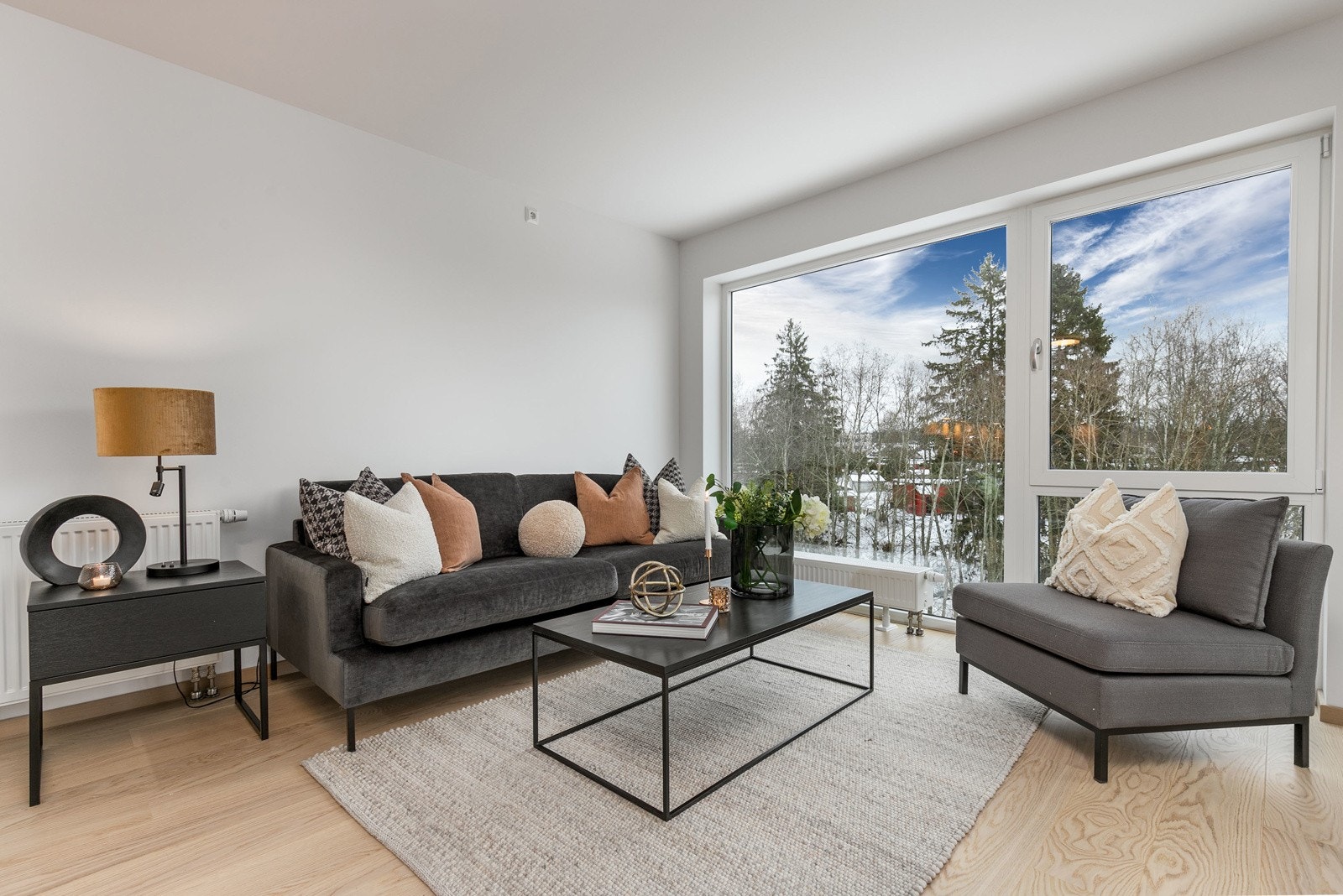 Gulvet i leiligheten er belagt med flott 1-stavs hvitpigmentert eikeparkett som strekker seg sømløst inn i de øvrige oppholdsrom. Galleribilde