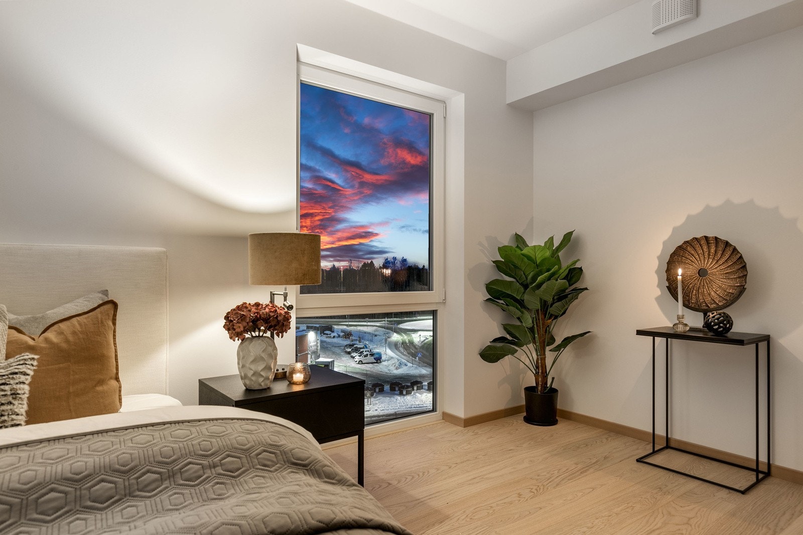 Soverommet har god plass til en større dobbeltseng med tilhørende nattbord. Galleribilde