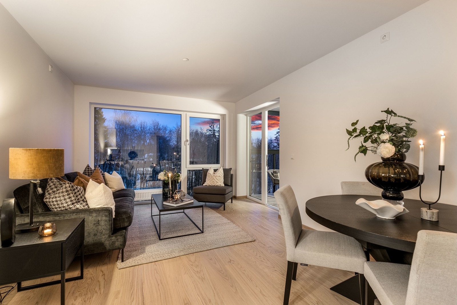 Fin avsatt plass til å sette inn et større spisebord mellom stuen og kjøkkenet. Galleribilde