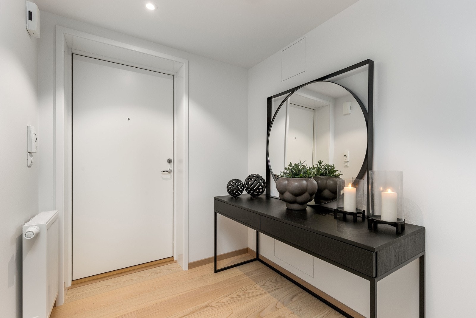 Flott entré som gir et godt førsteinntrykk. God avsatt plass til skapinnredning. Galleribilde