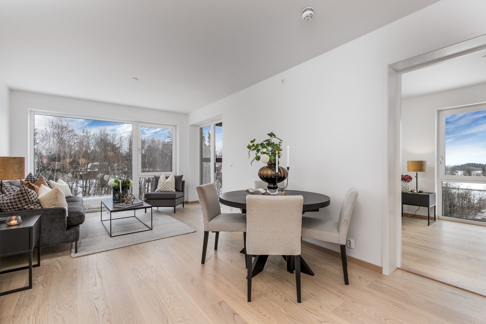 Gulvet i leiligheten er belagt med flott 1-stavs hvitpigmentert eikeparkett som strekker seg sømløst inn i de øvrige oppholdsrom. Galleribilde