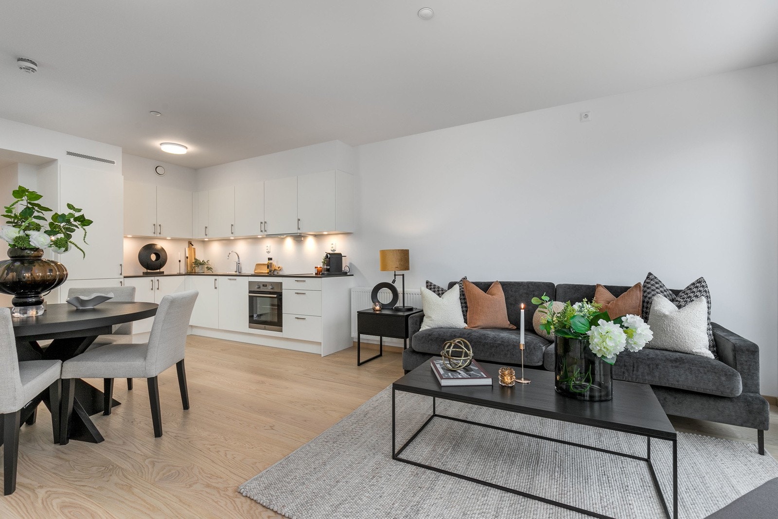 Store vinduer sørger for fint med lysinnslipp i leiligheten Galleribilde