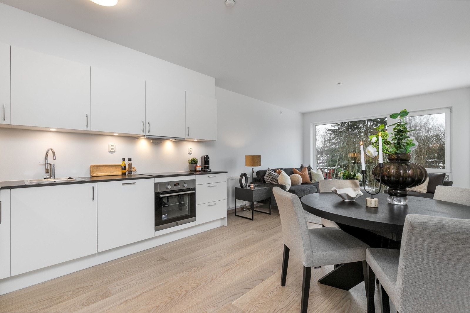 Lekkert kjøkken utformet i vinkel, med integrerte hvitevarer. Her har man alt man trenger for å tilberede alle dagens måltider. Galleribilde