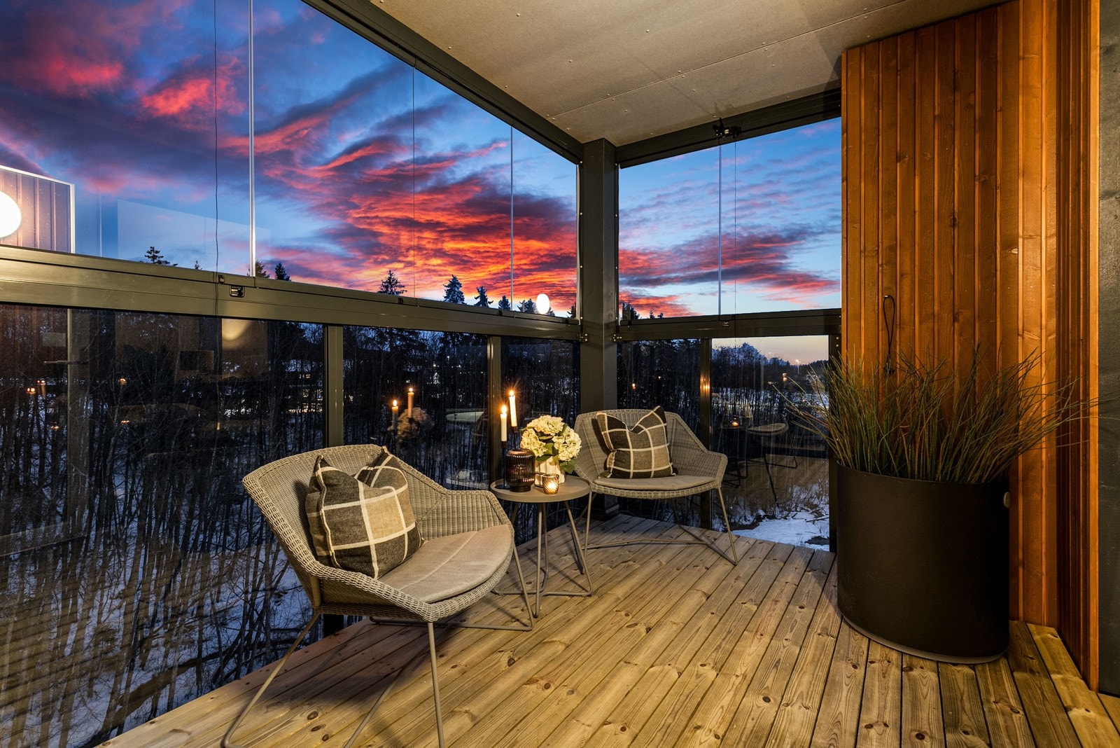 Utgang til sydøstvendt innglasset balkong på 7 kvm. Galleribilde