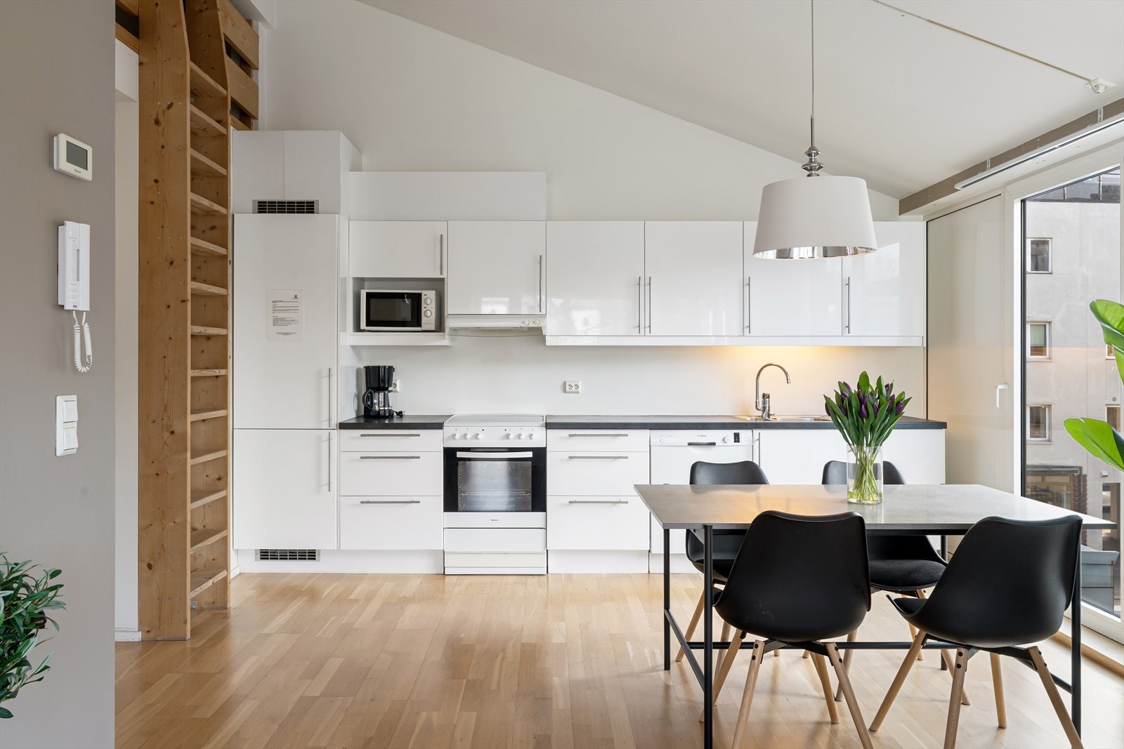 Trapp opp til hems Galleribilde