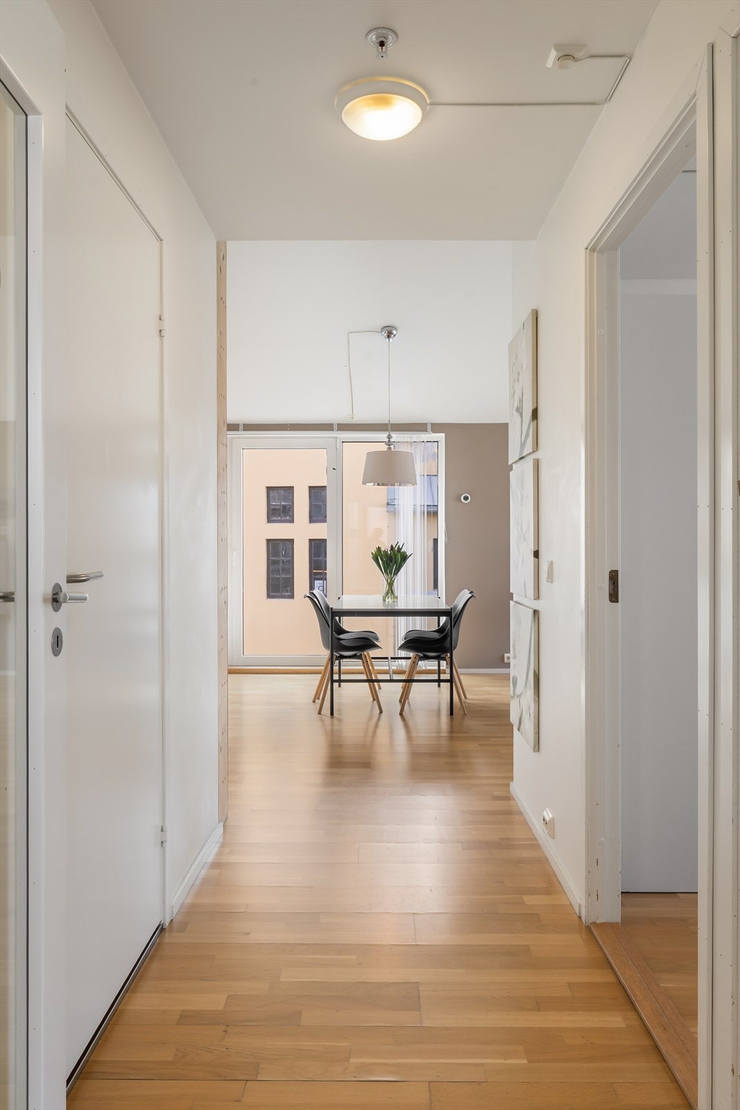 Parkett på gulv og lysmalte flater Galleribilde