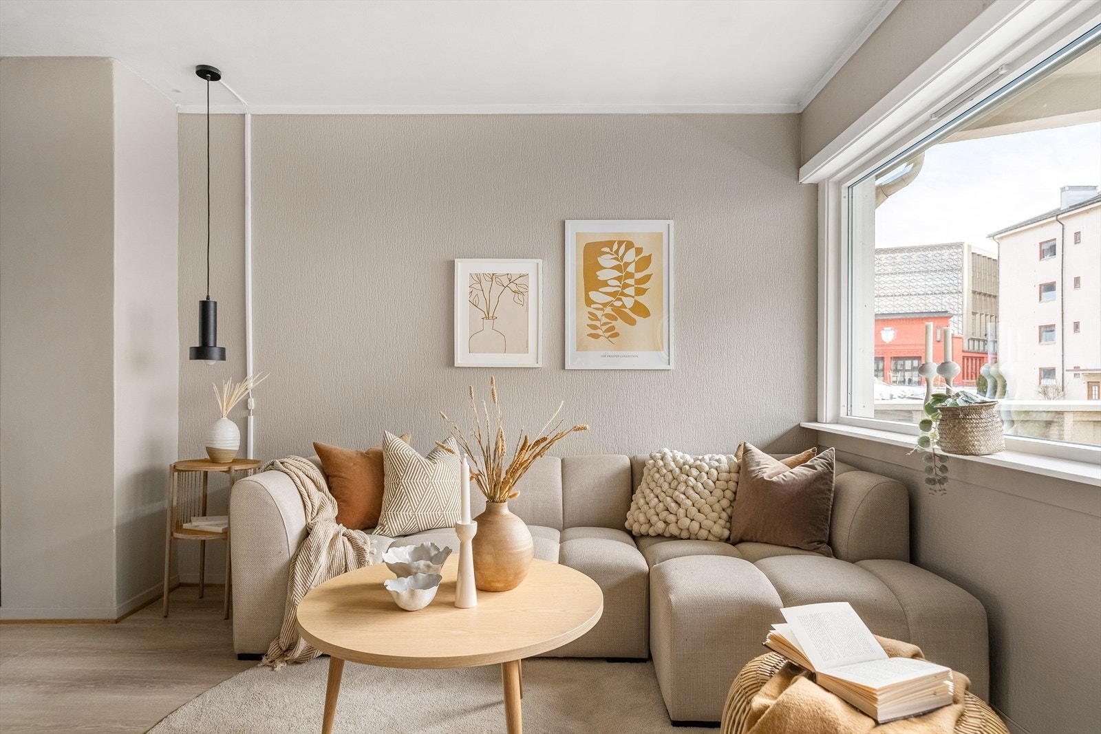 Leiligheten ligger i høy første etasje og inneholder: Entré, gang, toalettrom, stue/spisestue, kjøkken, bad og tre soverom. For den som ønsker er det mulig å søke om parkeringsplass som tildeles etter venteliste. Gjesteparkering i bakgård. Galleribilde