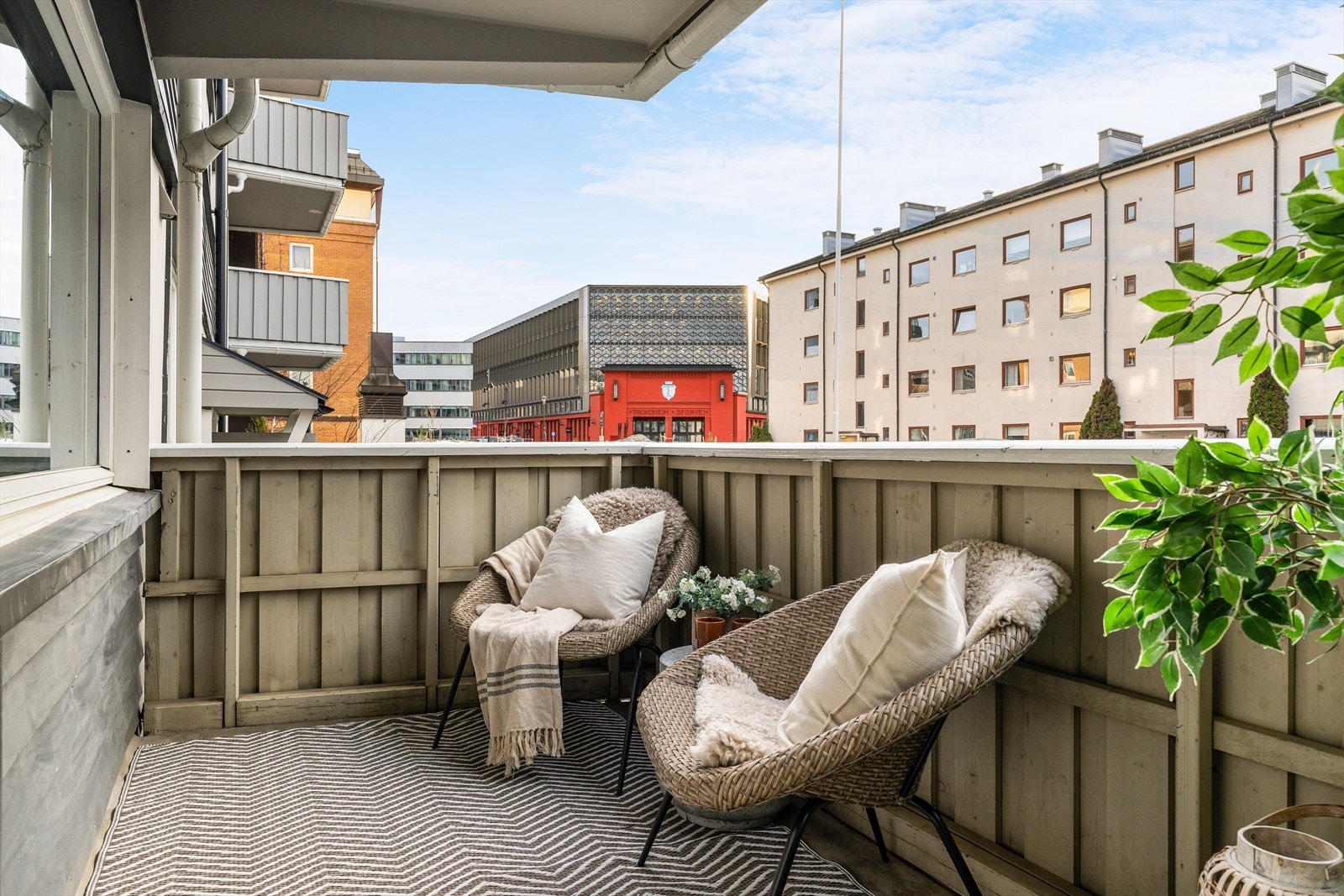 Balkongen ligger vestvendt og solrikt til med solgang sommerstid fra ca. kl. 11-19. Galleribilde