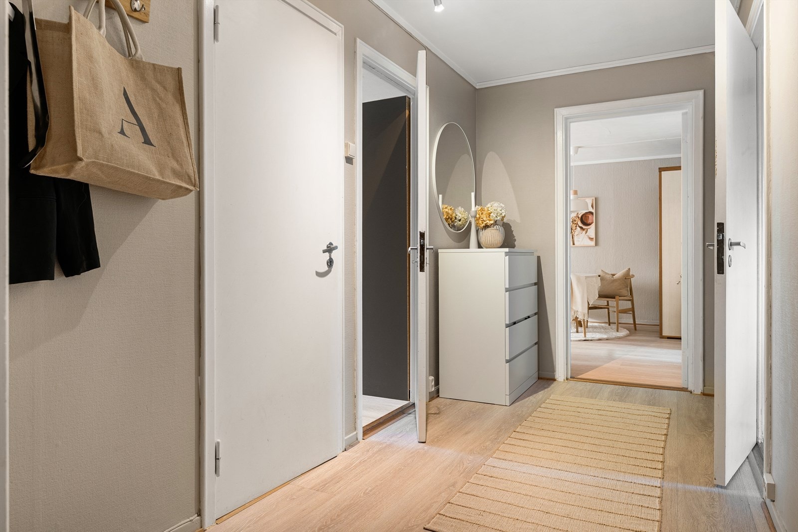 Rett utenfor bygget ligger bussholdeplass med hyppige avganger inn til sentrum på ca. 5 minutter. Flybussen går også forbi her som gjør det svært praktisk å komme seg til og fra flyplassen. På baksiden av bygget er det egen innhegning for sykler. Galleribilde