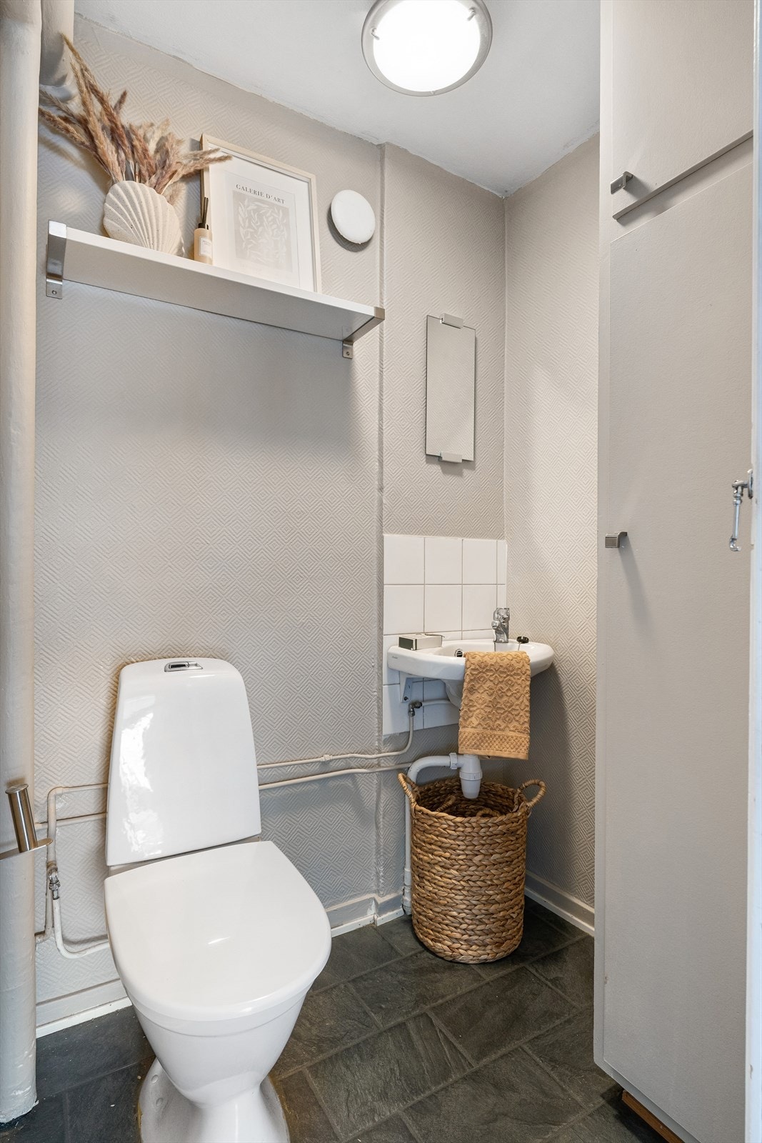 Med eventuelt flere i leiligheten er det også kjekt med et separat toalettrom. Galleribilde