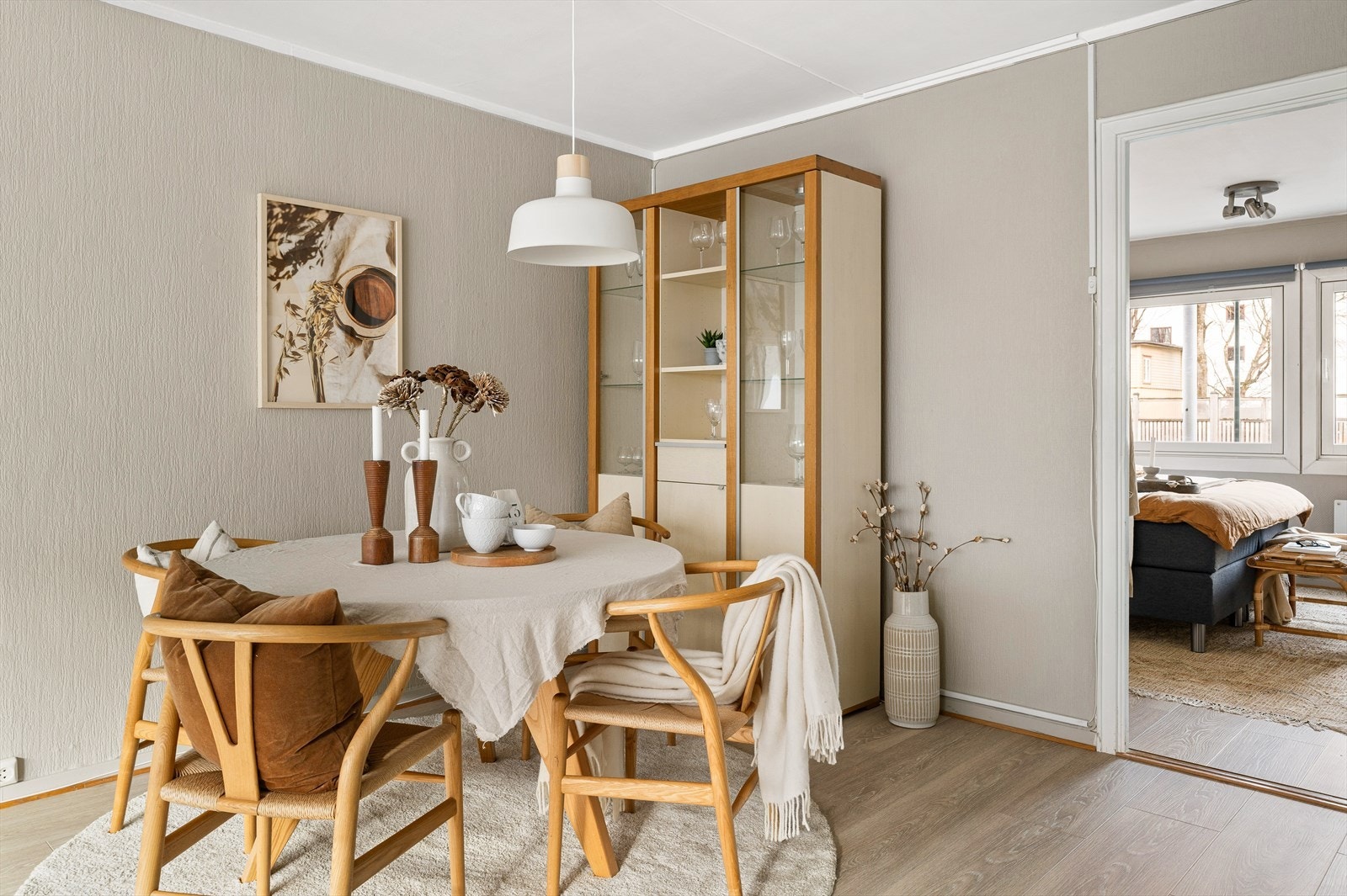 Felleskostnadene inkluderer store deler av bokostnadene med betjening av andel fellesgjeld, internett (Telia), kommunale avgifter, felles bygningsforsikring og diverse vedlikehold/drift iht. regnskap. Galleribilde