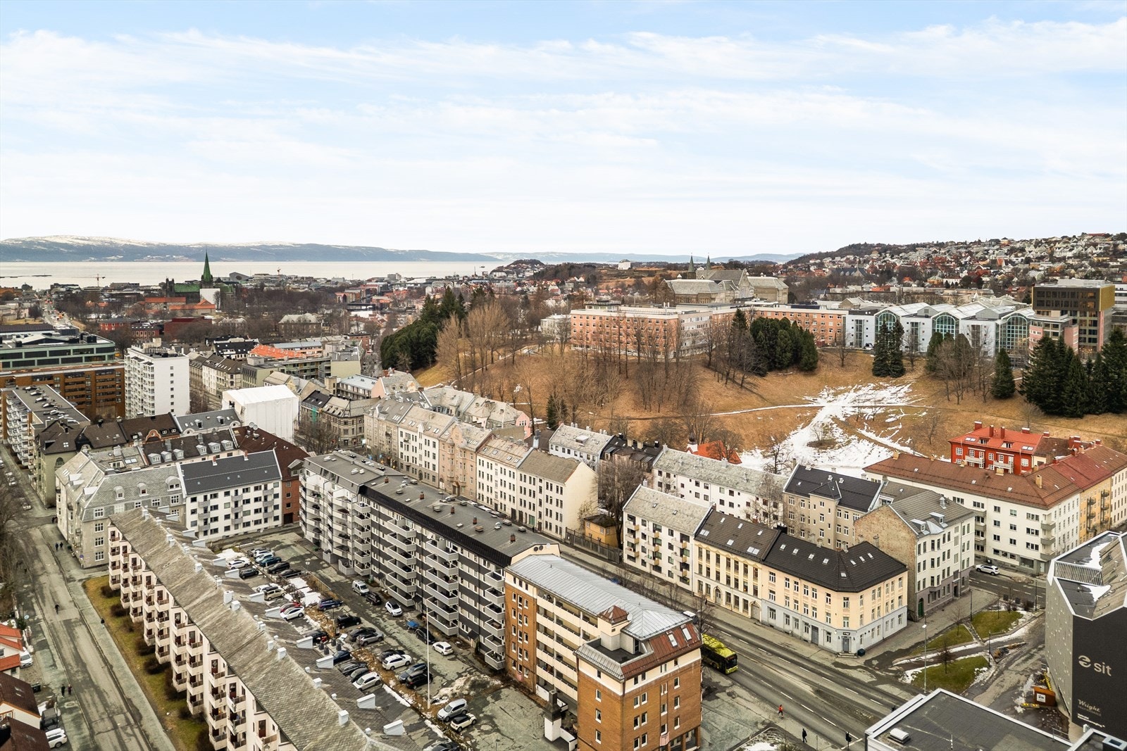 Her får man en praktisk og attraktiv beliggenhet i forhold til flere studie- og arbeidssteder. Gangavstand til blant annet NTNU Gløshaugen, Handelshøyskolen, SINTEF, Teknobyen og St. Olavs. For deg som er student er dette utvilsomt midt i smørøyet. Galleribilde