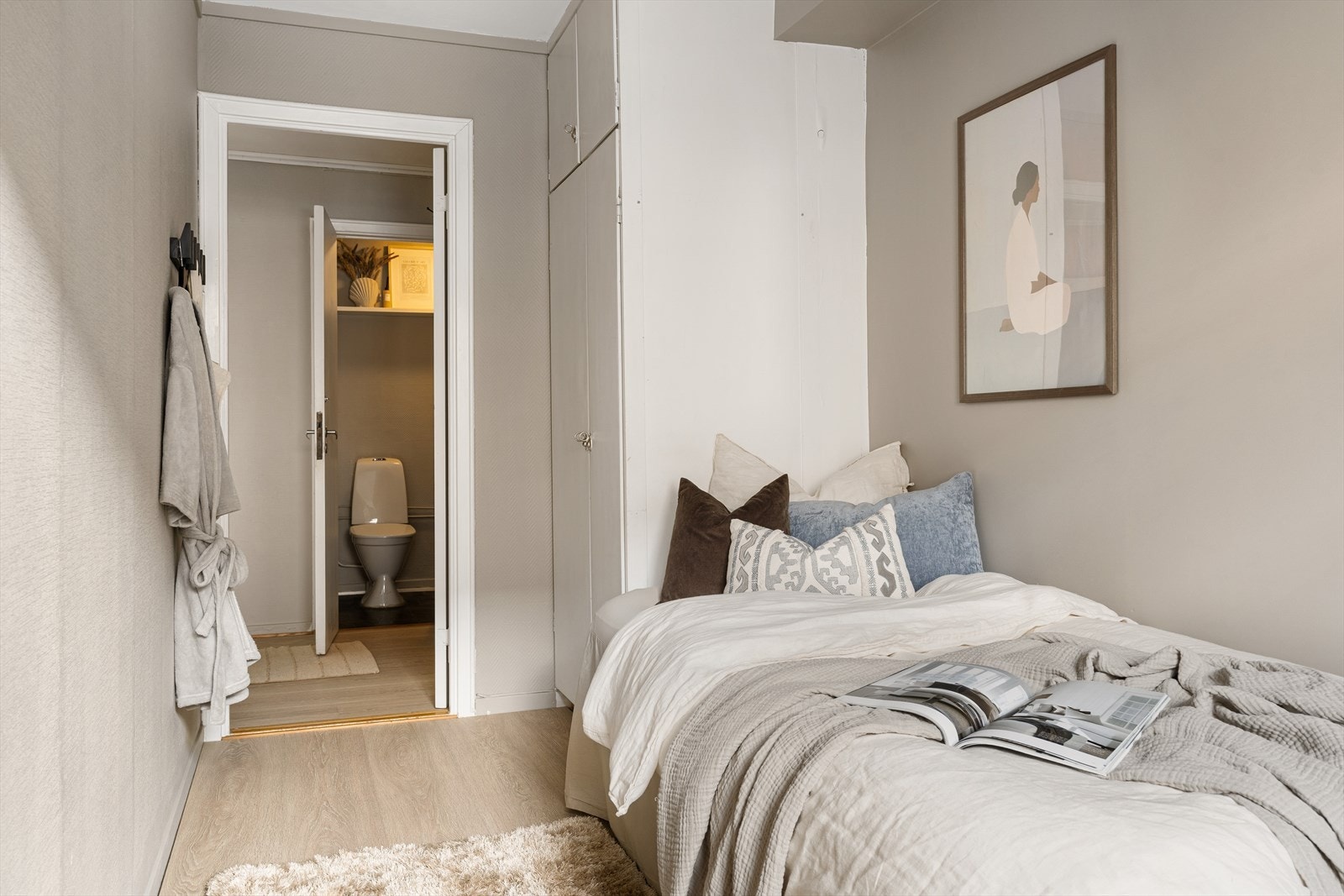 Det gir plass til dobbeltseng og kontorpult. Perfekt for den som ønsker et ekstra hyggelig regnestykke ved å leie ut et par soverom. Erfaringstall tilsier ca. kr. 8000,- i leieinntekt pr. soverom. Galleribilde