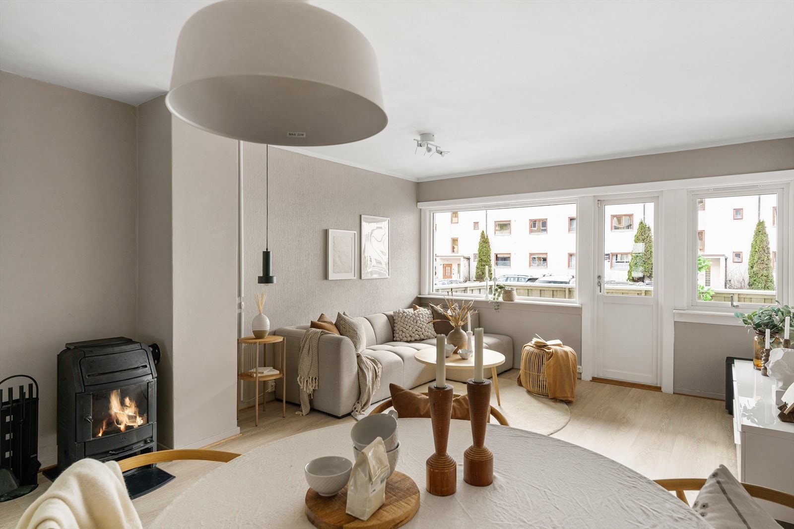 Vedfyring for ekstra stemning og varme på de aller lengste vinterdagene. Galleribilde