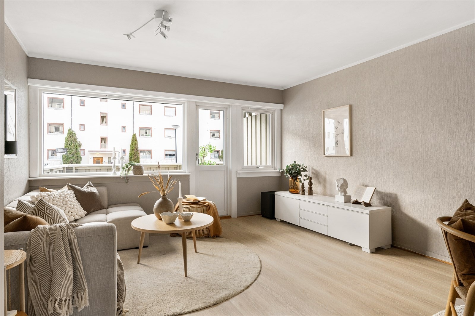 Selve leiligheten har også fått seg solide oppgraderinger i nyere tid. Badet ble totalrenovert i 2025. Det er også lagt nytt gulv samt malt i hele leiligheten nå i 2026. Galleribilde