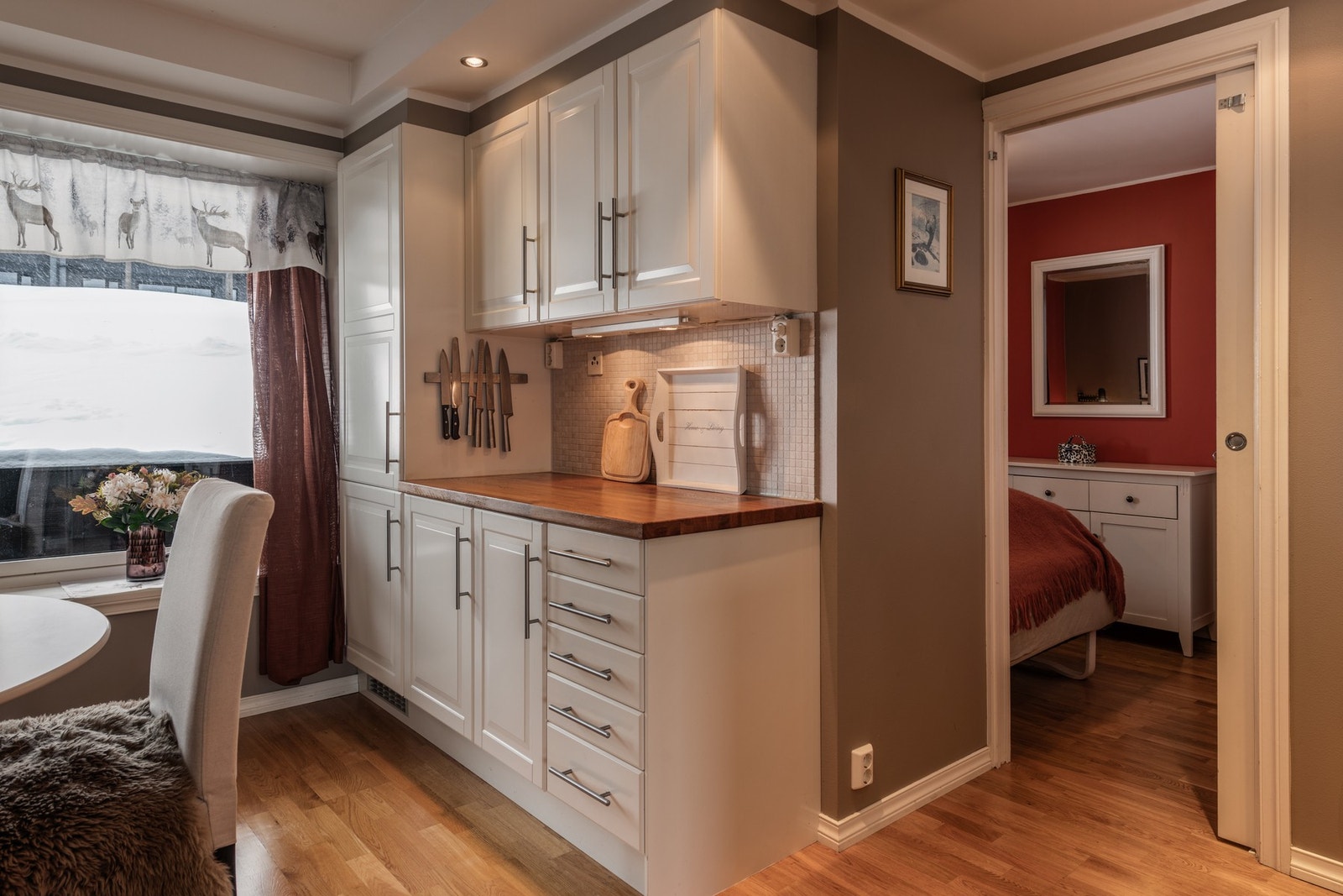 Kjøkkenet har integrerte hvitevarer med kjøl/frys, oppvaskmaskin, stekeovn og platetopp Galleribilde