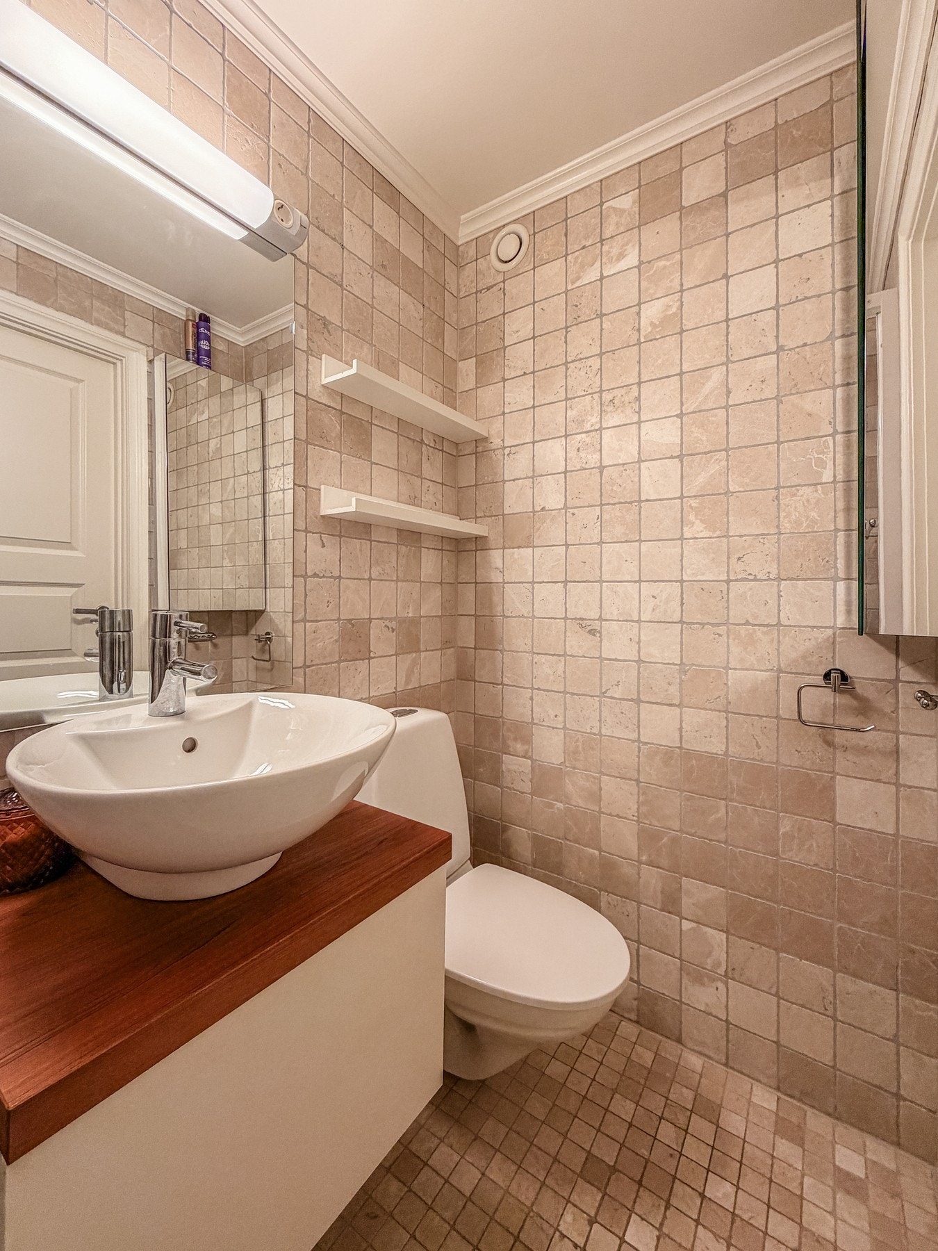 Lekkert, flislagt bad med elektriske varmekabler Galleribilde