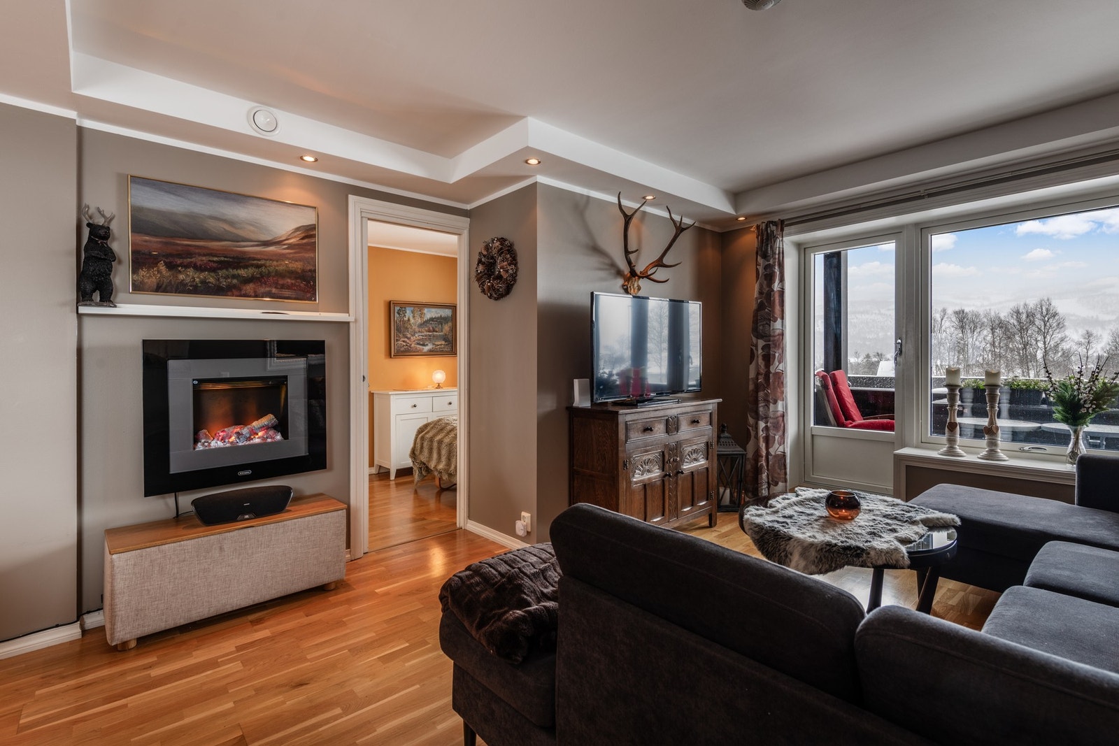 Fra stuen har man tilkomst til ett av leilighetens tre soverom Galleribilde