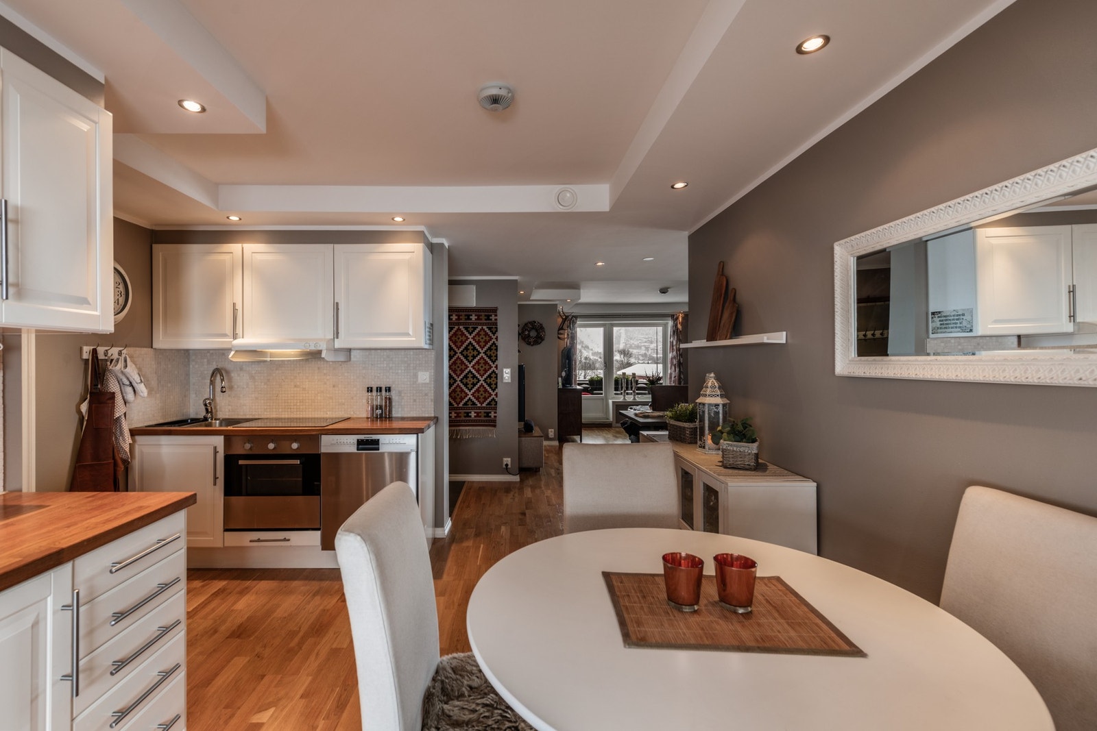 Kjøkkenet har godt med skapplass og praktisk inndeling Galleribilde