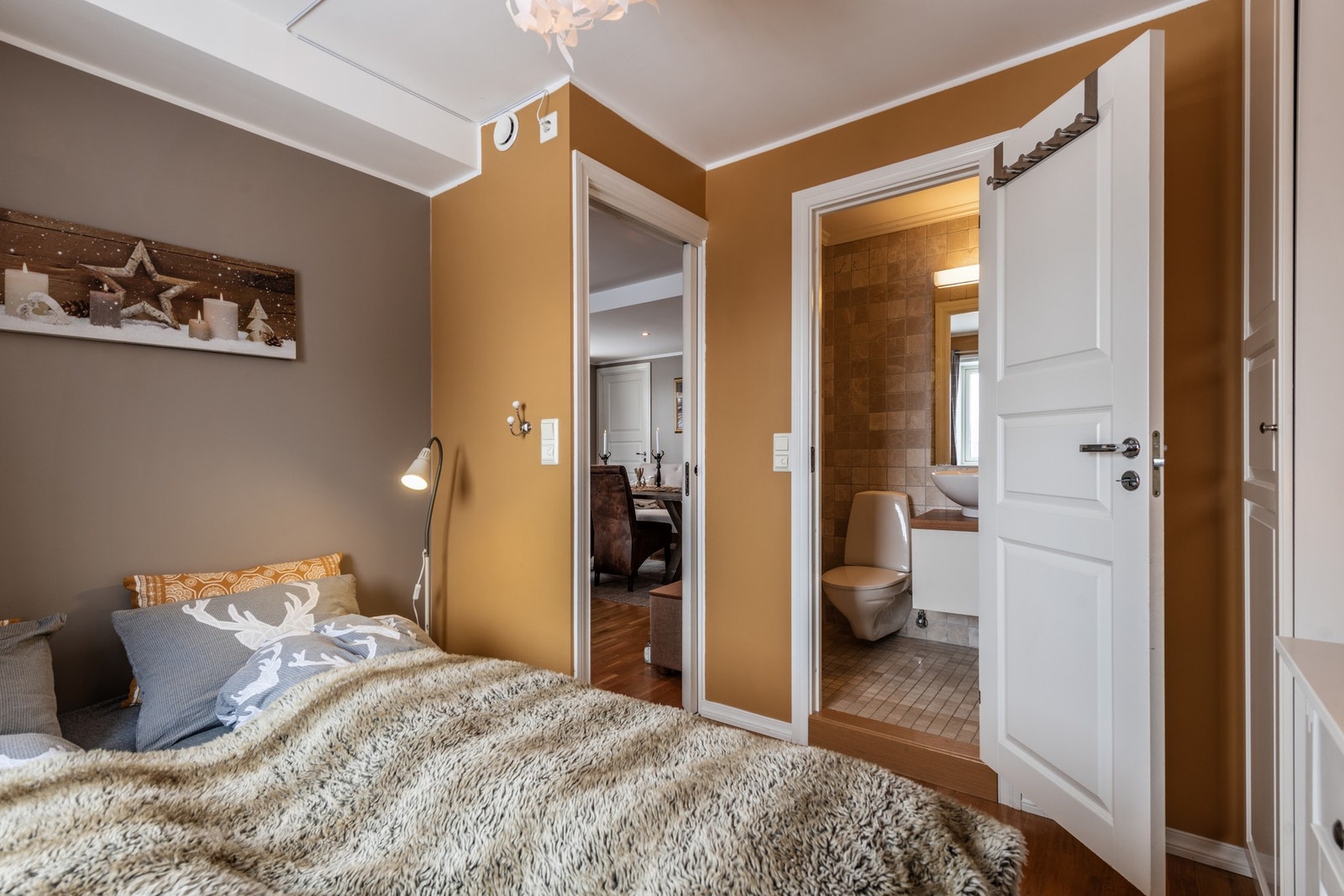 Fra soverommet har man tilkomst til ett av leilighetens to bad Galleribilde