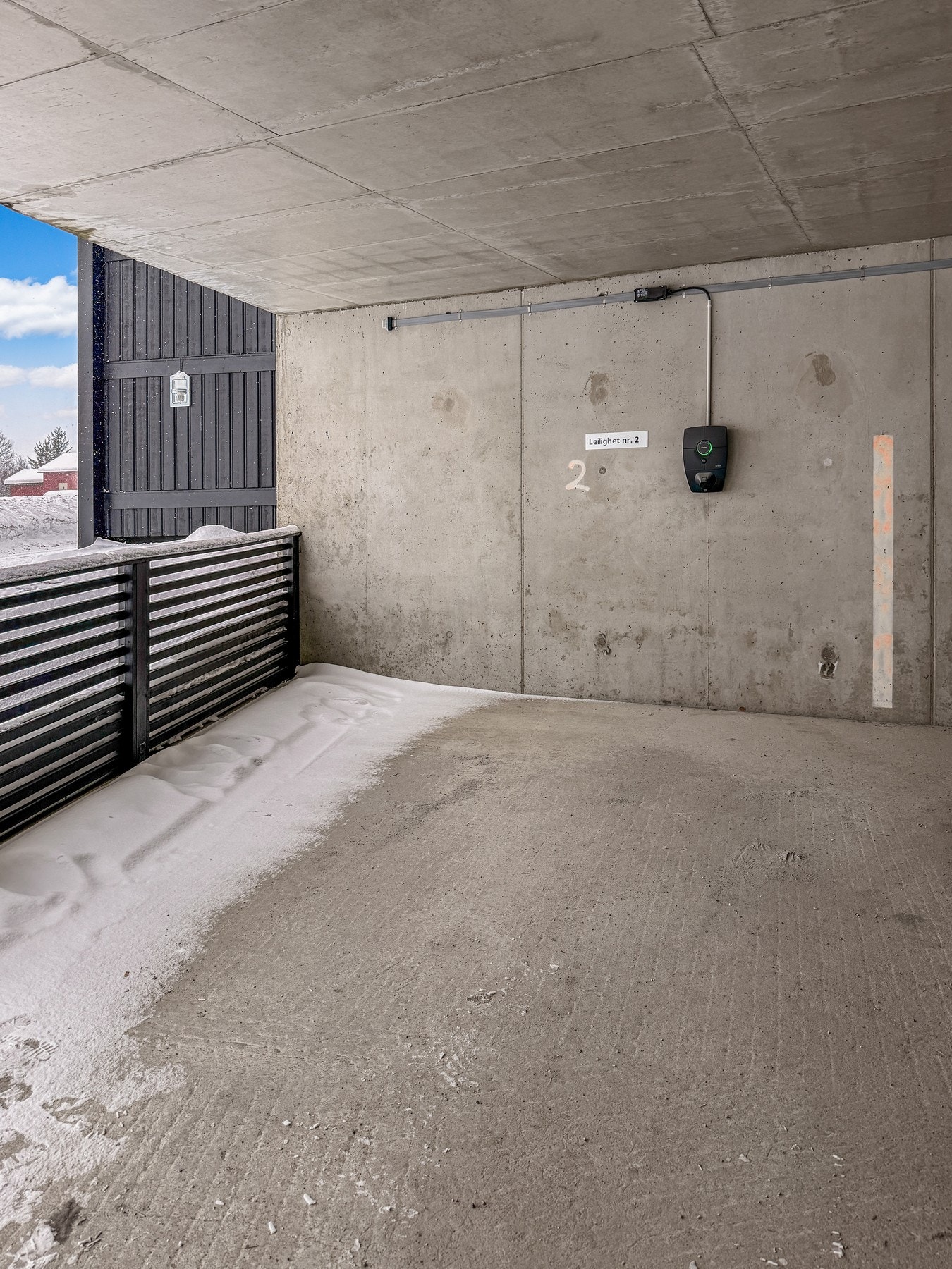 Egen parkeringsplass med elbil-lader i felles anlegg Galleribilde