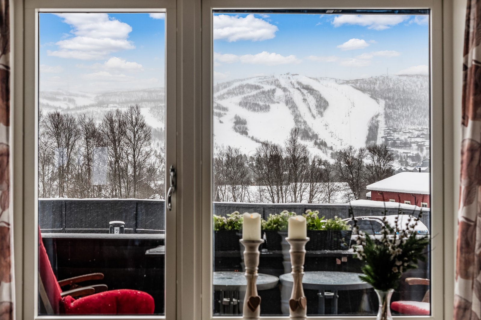 Her har du balkong både på fremsiden og baksiden av bygget Galleribilde