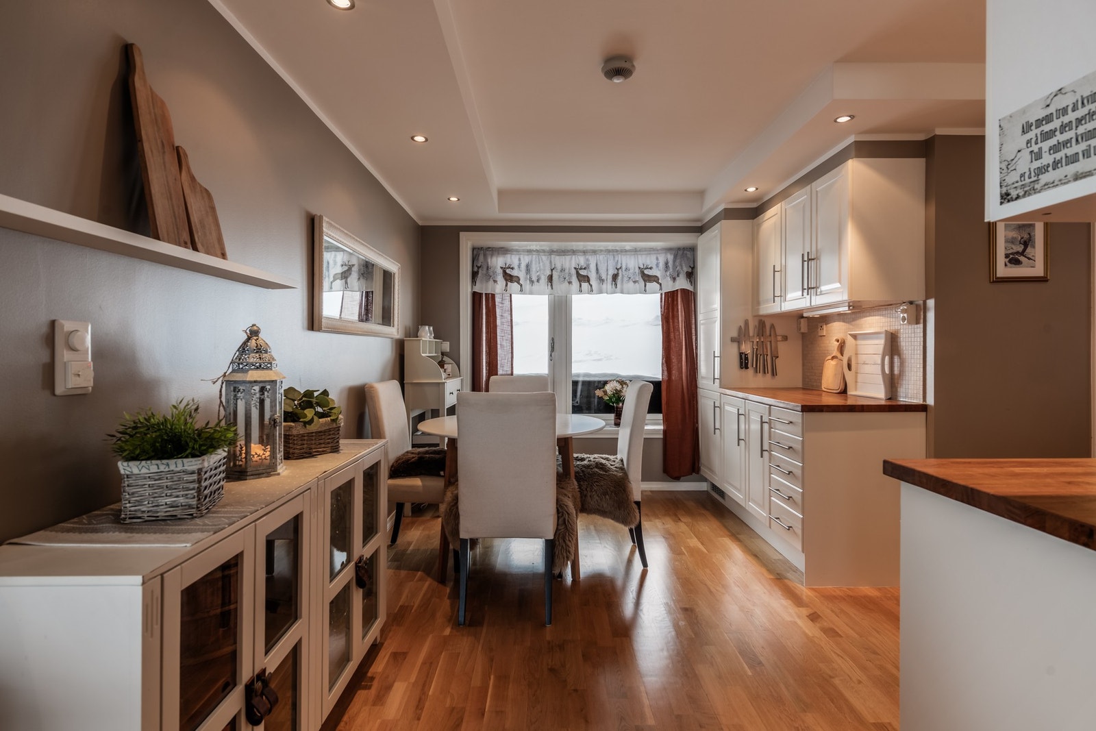 På kjøkkenet har man en hyggelig sittegruppe, perfekt når kjernefamilien samles til fjells Galleribilde