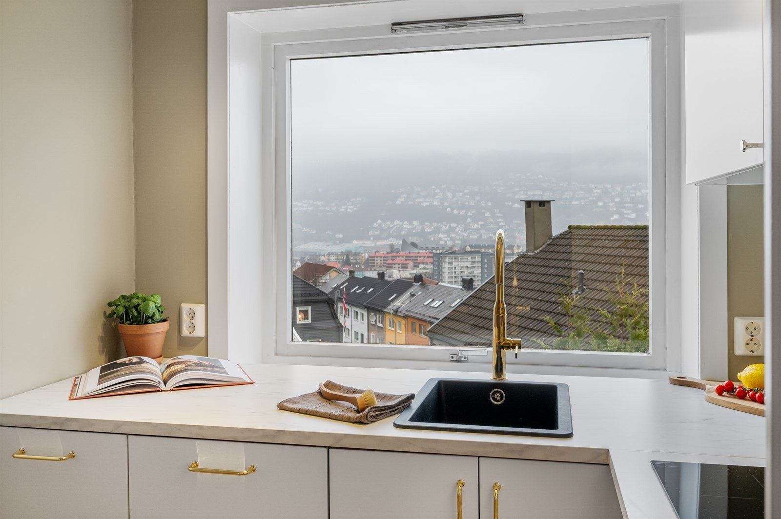 - Ny eier får gleden av integrerte hvitevarer som stekeovn, platetopp, oppvaskmaskin og ventilator - Galleribilde