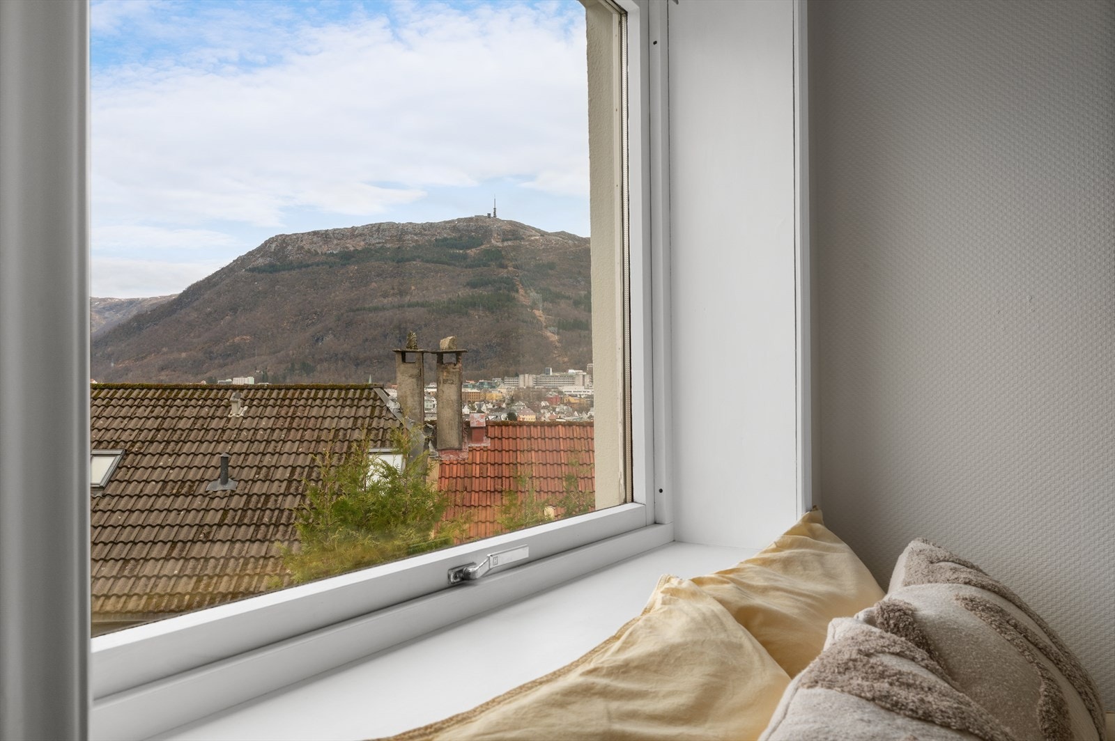 - Fra soverommet er det utsikt mot Ulriken - det høyeste av Bergens syv fjell - Galleribilde