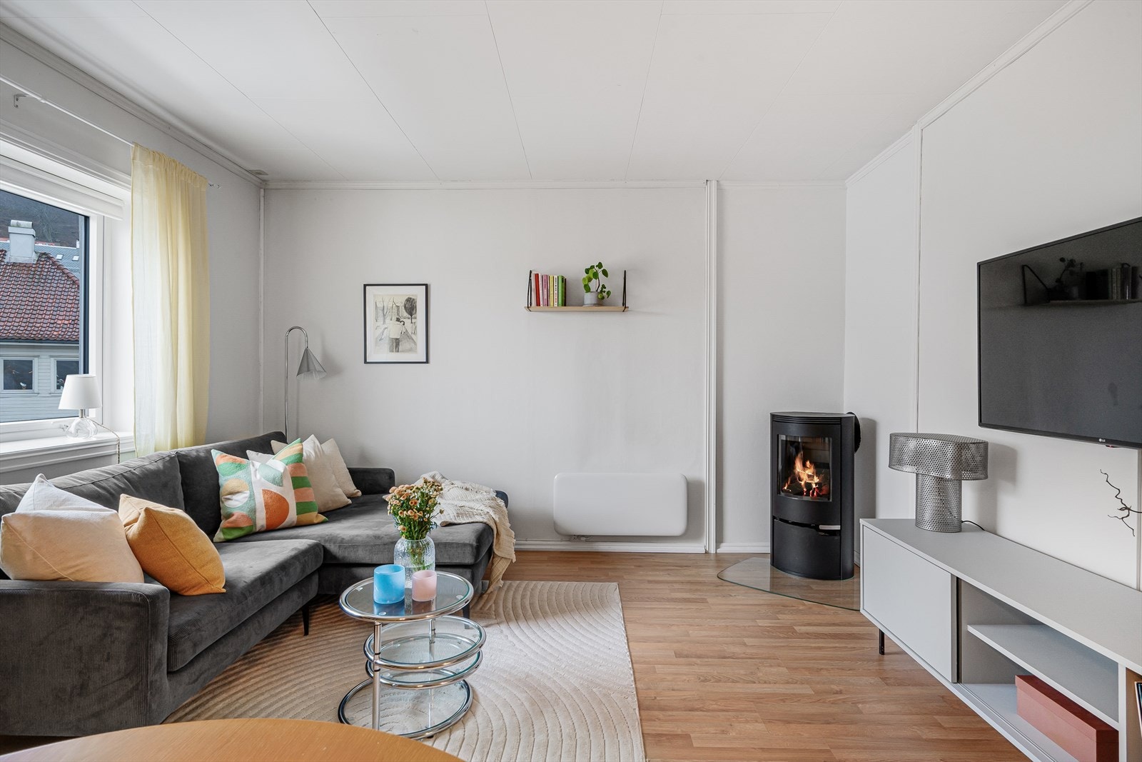 - Leiligheten har et BRA-i på 37 m² og inneholder entré, kjøkken, bad, soverom og stue - Galleribilde