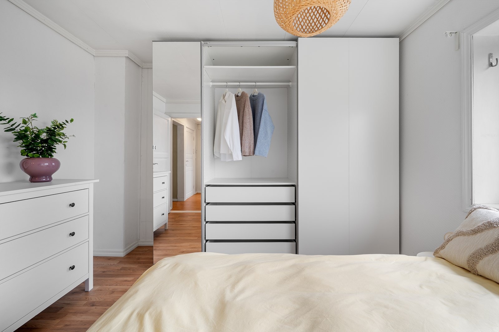 - Her har man god plass til en romslig garderobeløsning av eget ønske - Galleribilde