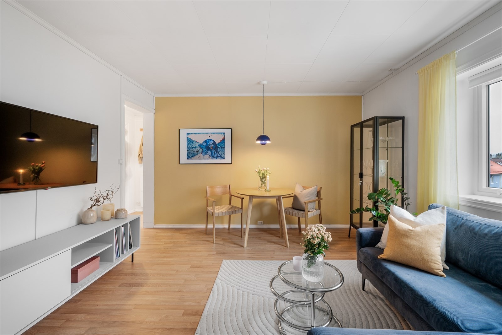 - Kontrastveggen som er malt i en herlig gultone bidrar til en hjemmekoselig atmosfære - Galleribilde