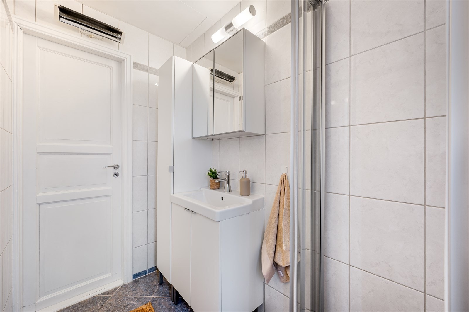 - Merk gode oppbevaringsmuligheter i speilskap, samt servantskap med tilhørende høyskap - Galleribilde