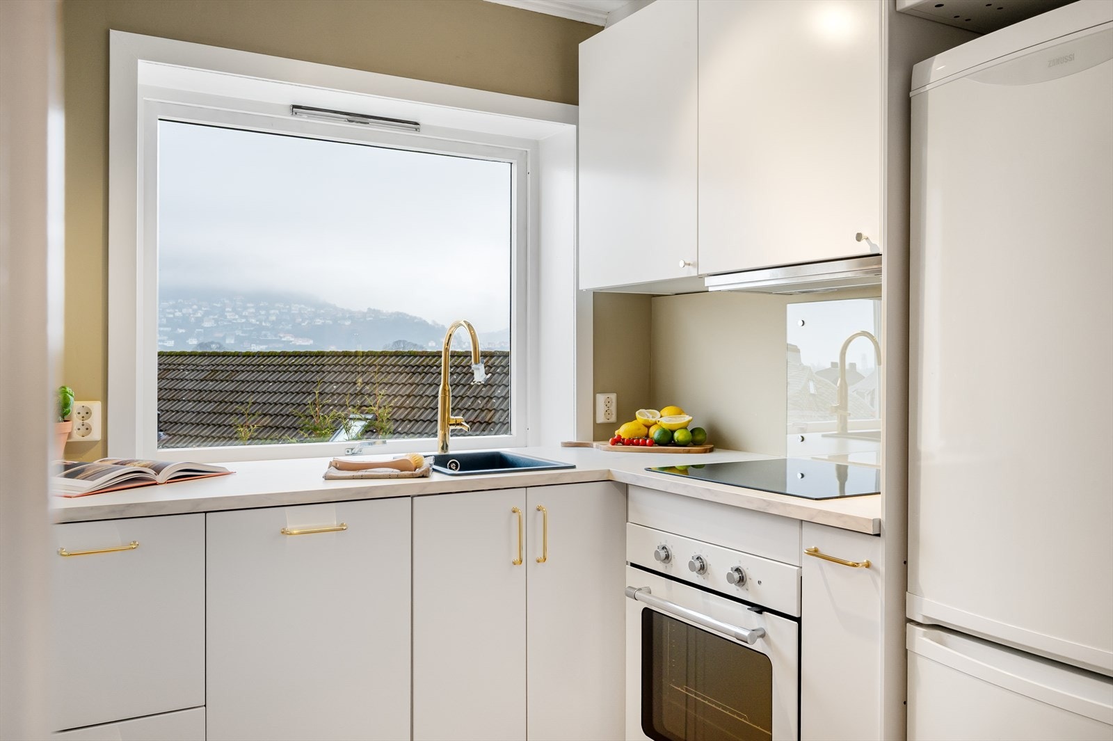 - Vi beveger oss videre inn til kjøkkenet som måler 4,8 m² - Galleribilde