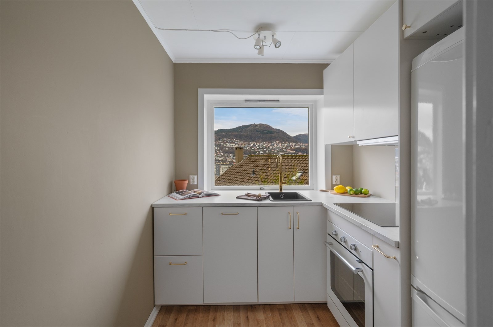 - I 2020 ble det satt inn en ny, lekker kjøkkeninnredning med gulldetaljer - Galleribilde