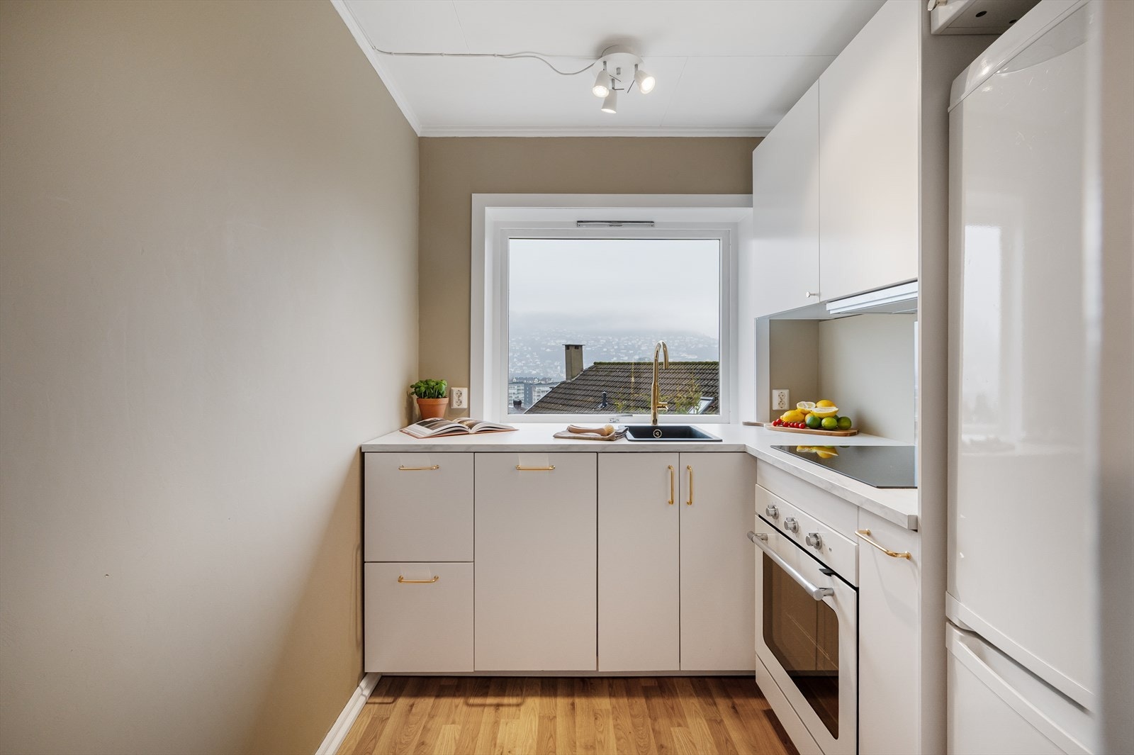 - Klassisk kjøkkeninnredning med slette fronter og benkeplate av laminat - Galleribilde