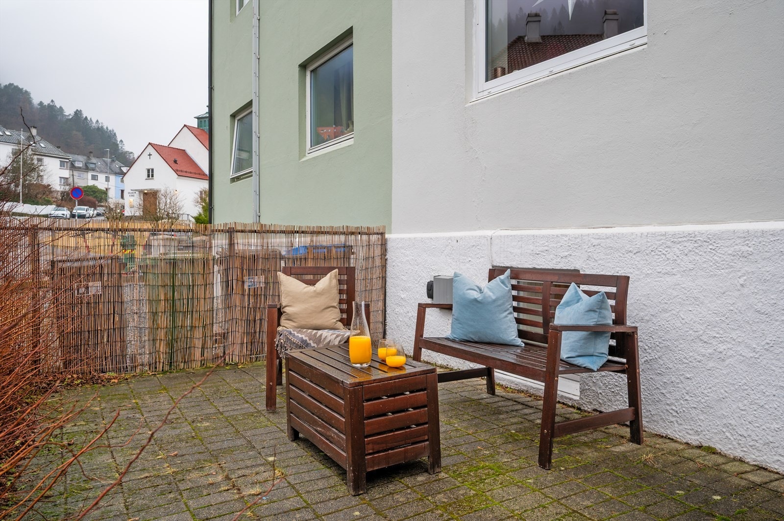 - Felles uteområde. Selger informerer om sol fra formiddag til sen ettermiddag - Galleribilde