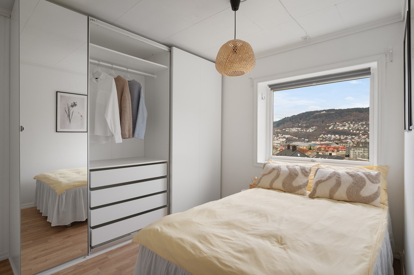 - Romslig soverom som måler 9,8 m² og har godt med oppbevaringsmuligheter - Galleribilde