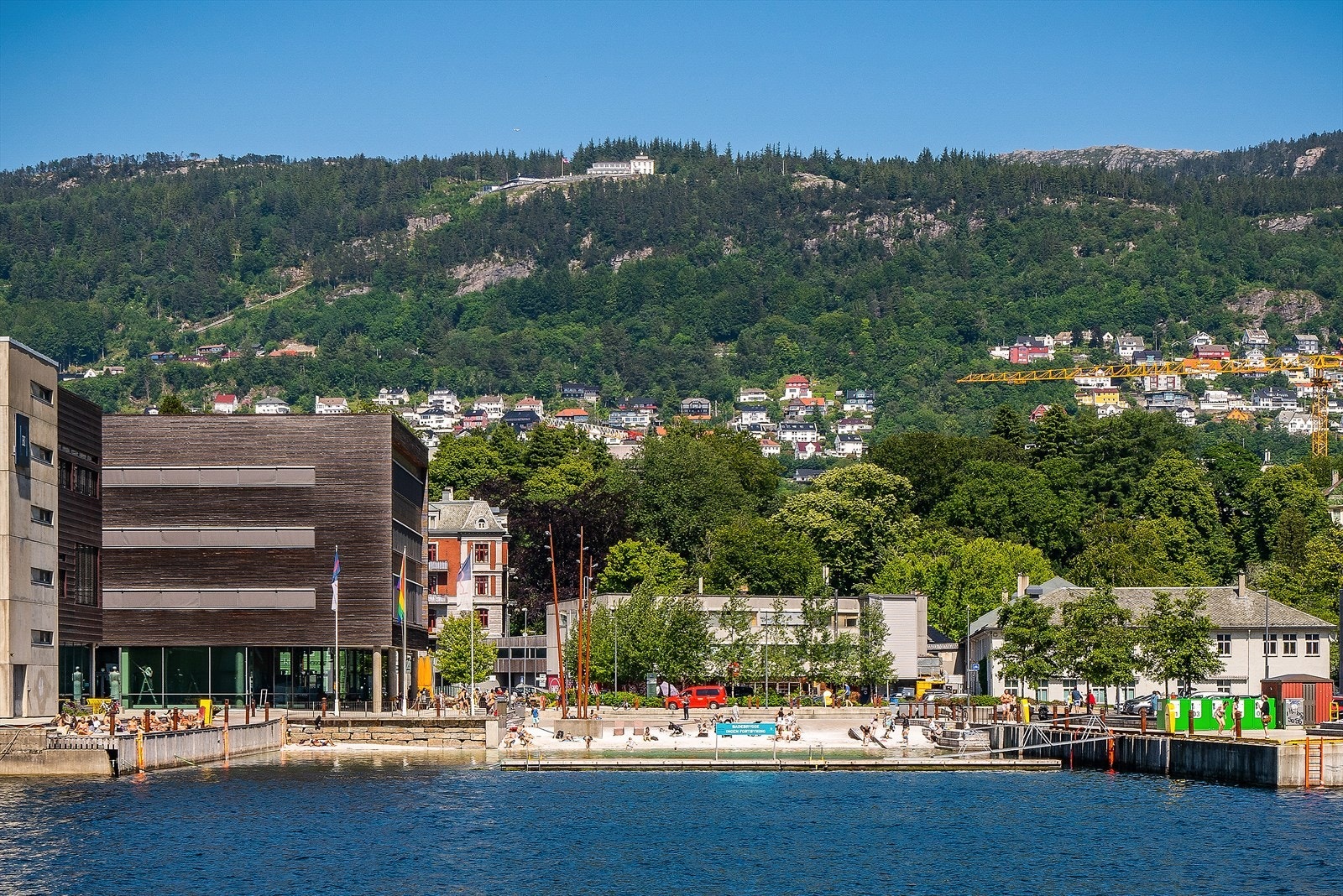 - Rett over Småpudden finner du BI og bystranden på Marineholmen - Galleribilde