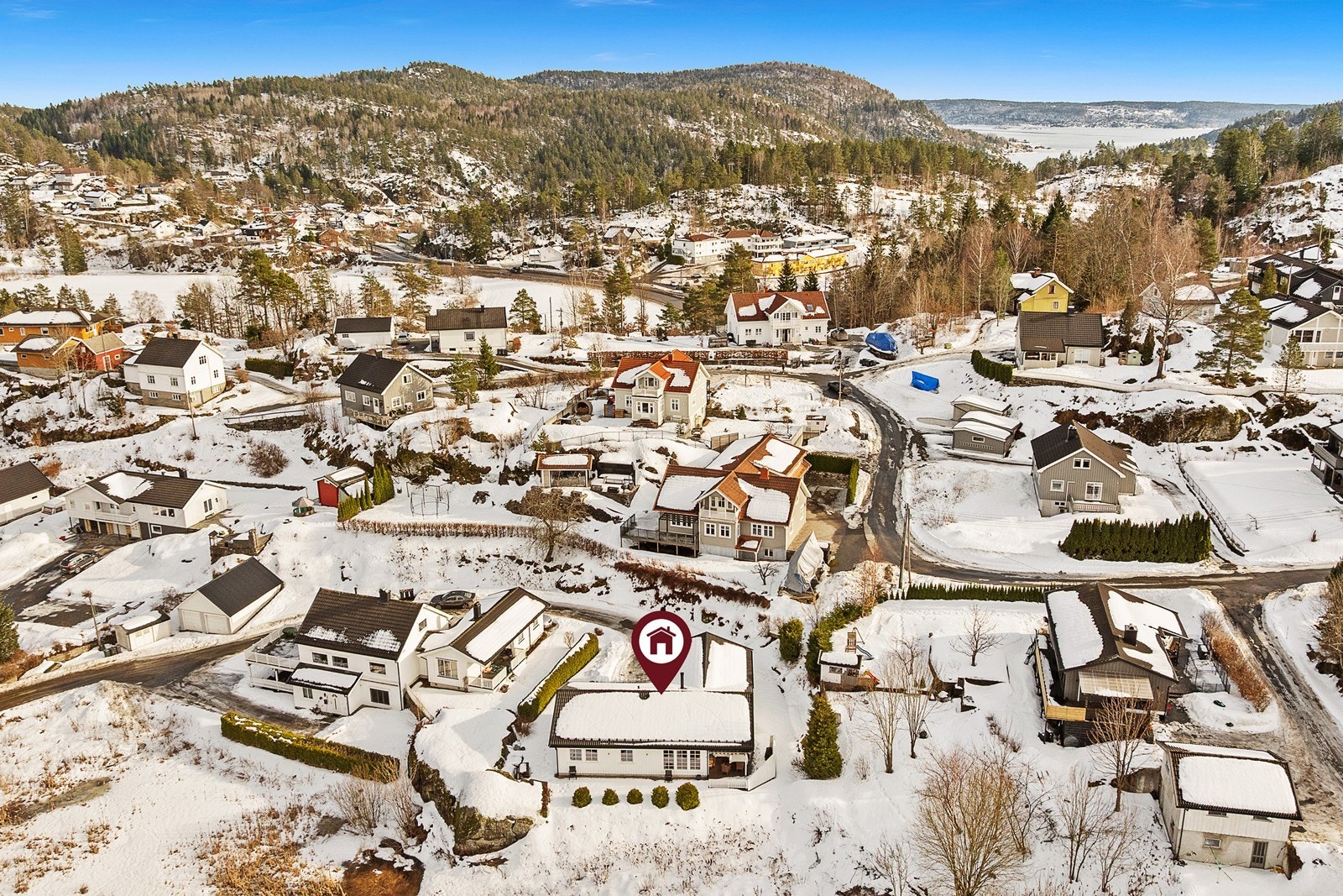 Eneboligen ligger Tangen i Sannidal i et attraktivt, naturskjønt og familievennlig område, omtrent 12 kilometer unna Kragerø sentrum. Galleribilde