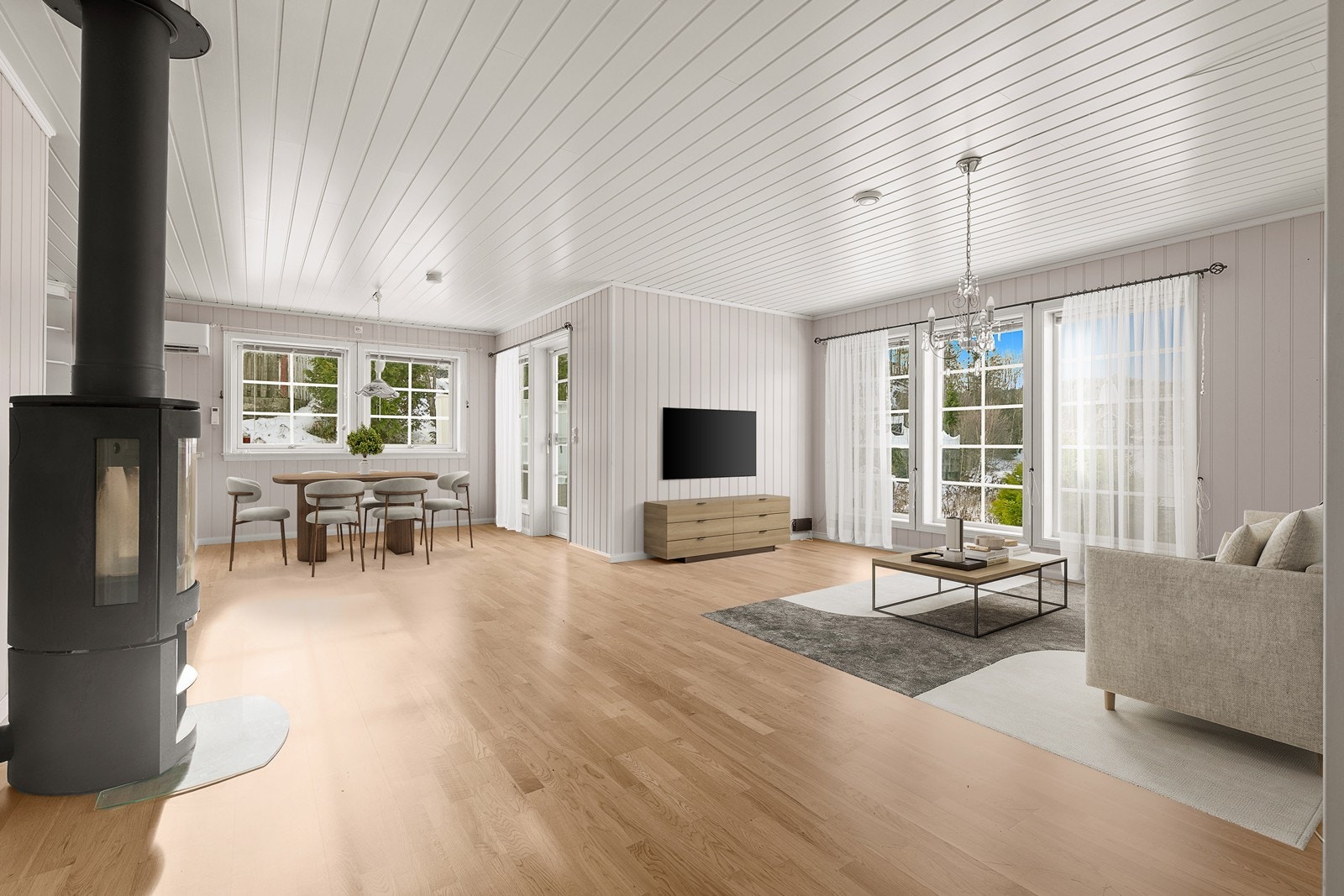 Lys og pen stue/spisestue med vedovn og varmepumpe. (Digital styling). Galleribilde