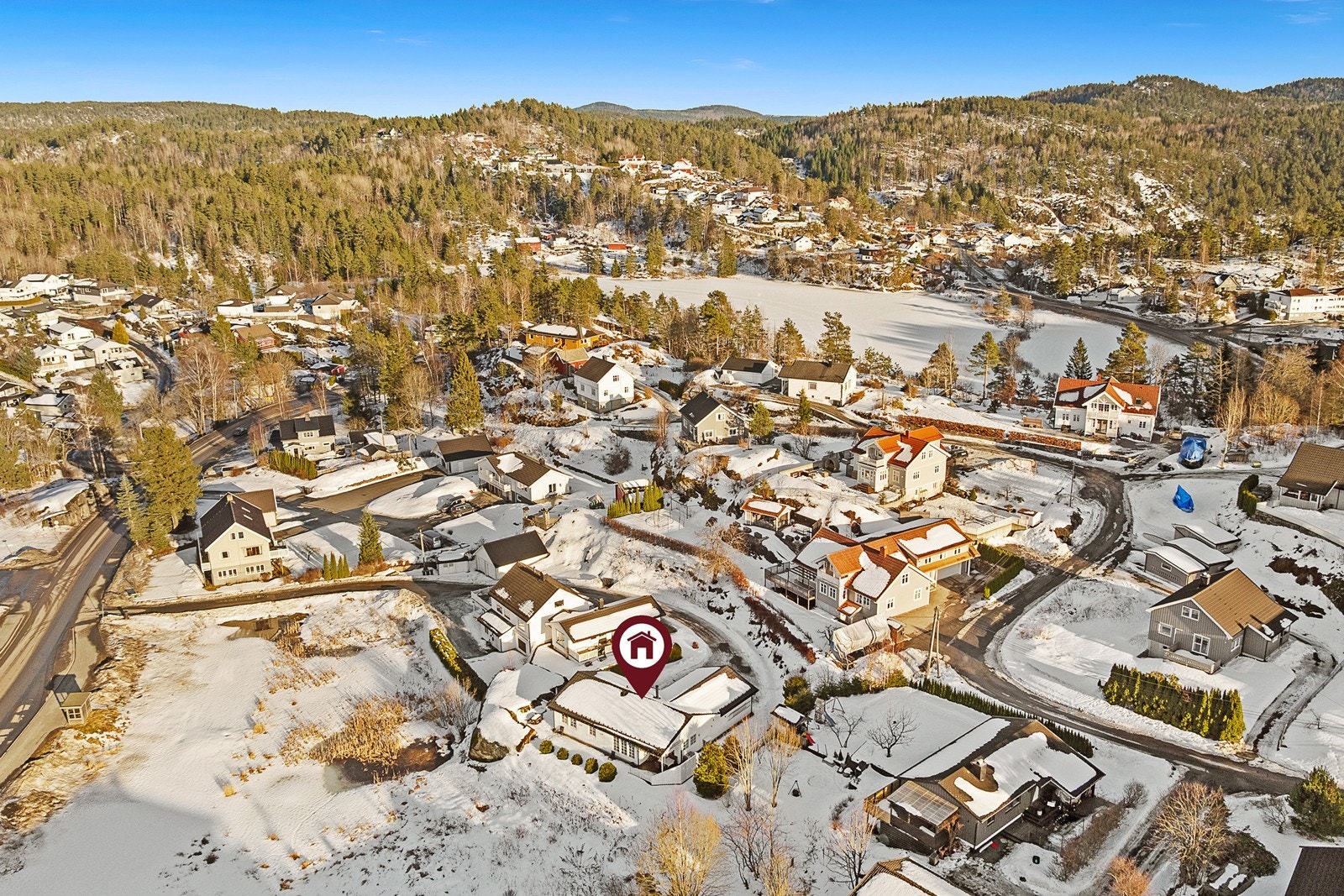 Sannidal er et svært populært bosted med tilknytning til absolutt alle fasiliteter, b.la skole, barnehage, kjøpesenter, matbutikker, frisør osv. Galleribilde