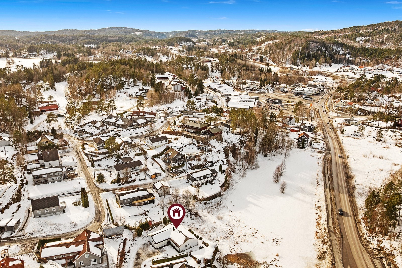 Kun en kort spasertur fra boligen finner man også Alti handlesenter hvor det er et godt utvalg av butikker, dagligvareforretning, gatekjøkken og kafe. Galleribilde