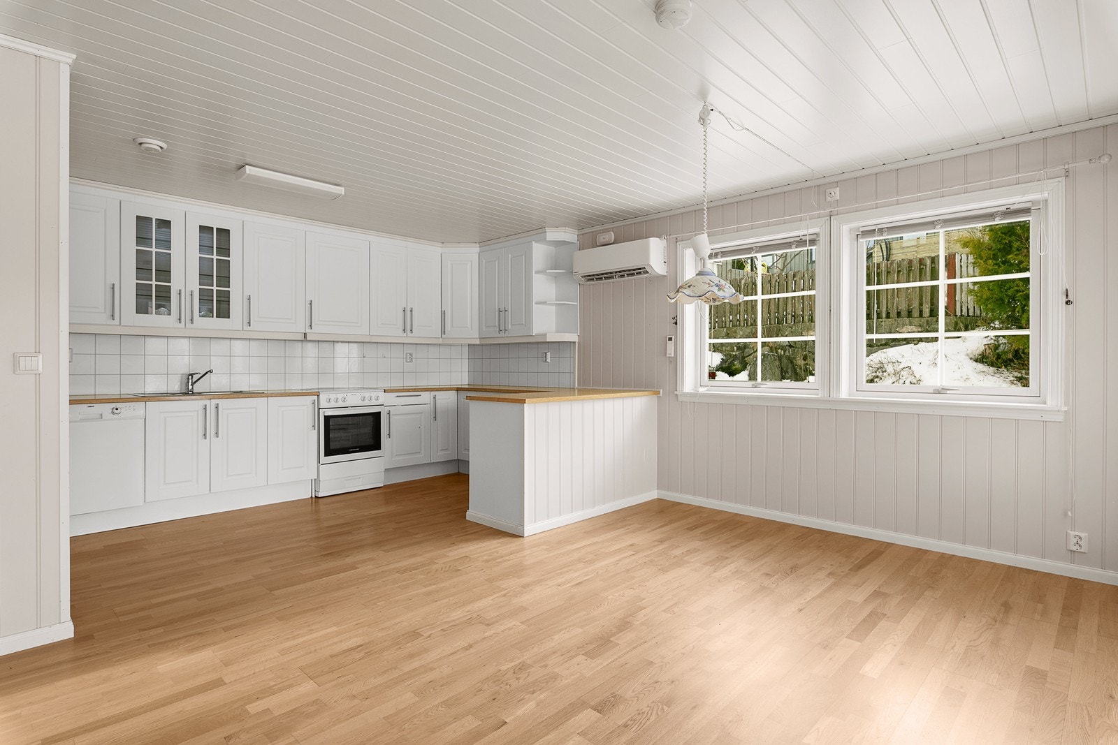 Innredning med hvite profilerte fronter og laminat benkeplate. Galleribilde