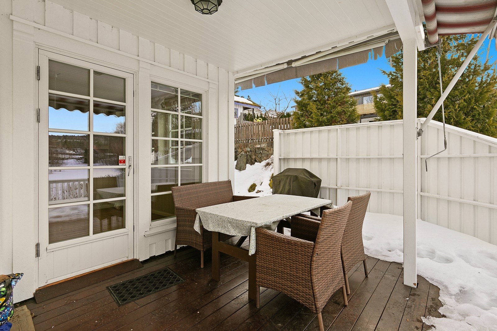 Koselig overbygd veranda med markise og levegg. Galleribilde