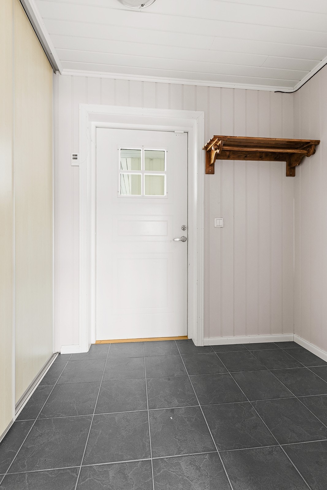 Vindfang med skyvedørsgarderobe. Galleribilde