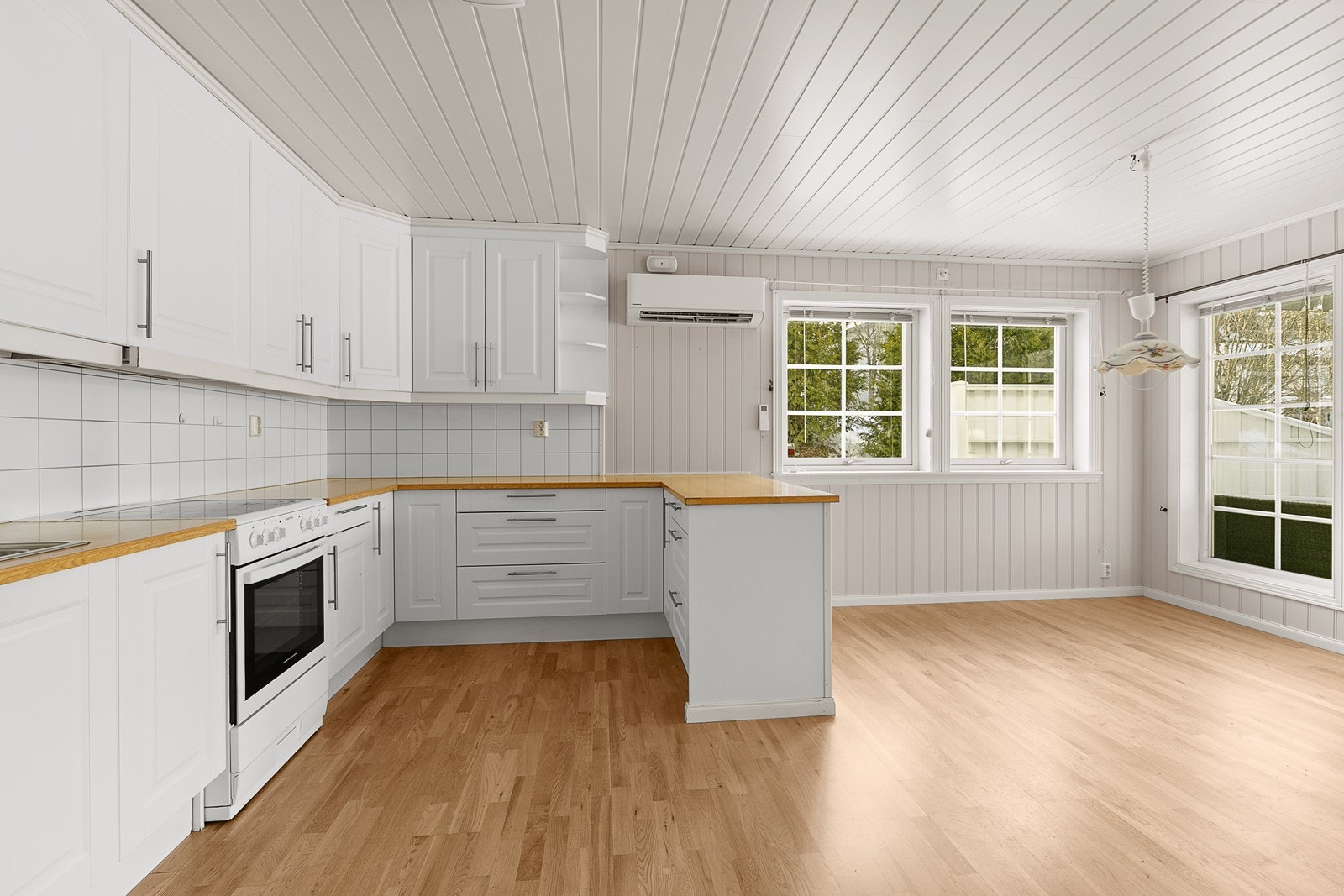 Frys/kjøleskap, oppvaskmaskin og komfyr medfølger. Galleribilde